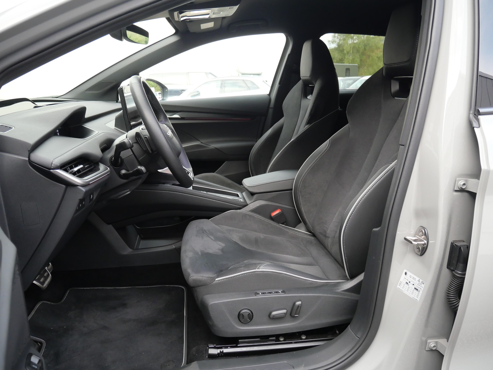 SKODA Enyaq 85x Sportline 4x4 *5 J. Garantie, AHK, 8 Aluräder*-image-16