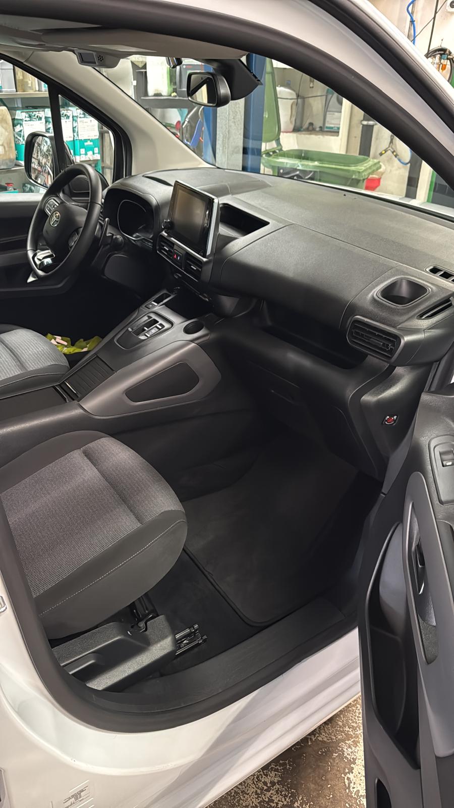 TOYOTA 1.5 HDi 130 Trend - 7 places-image-4