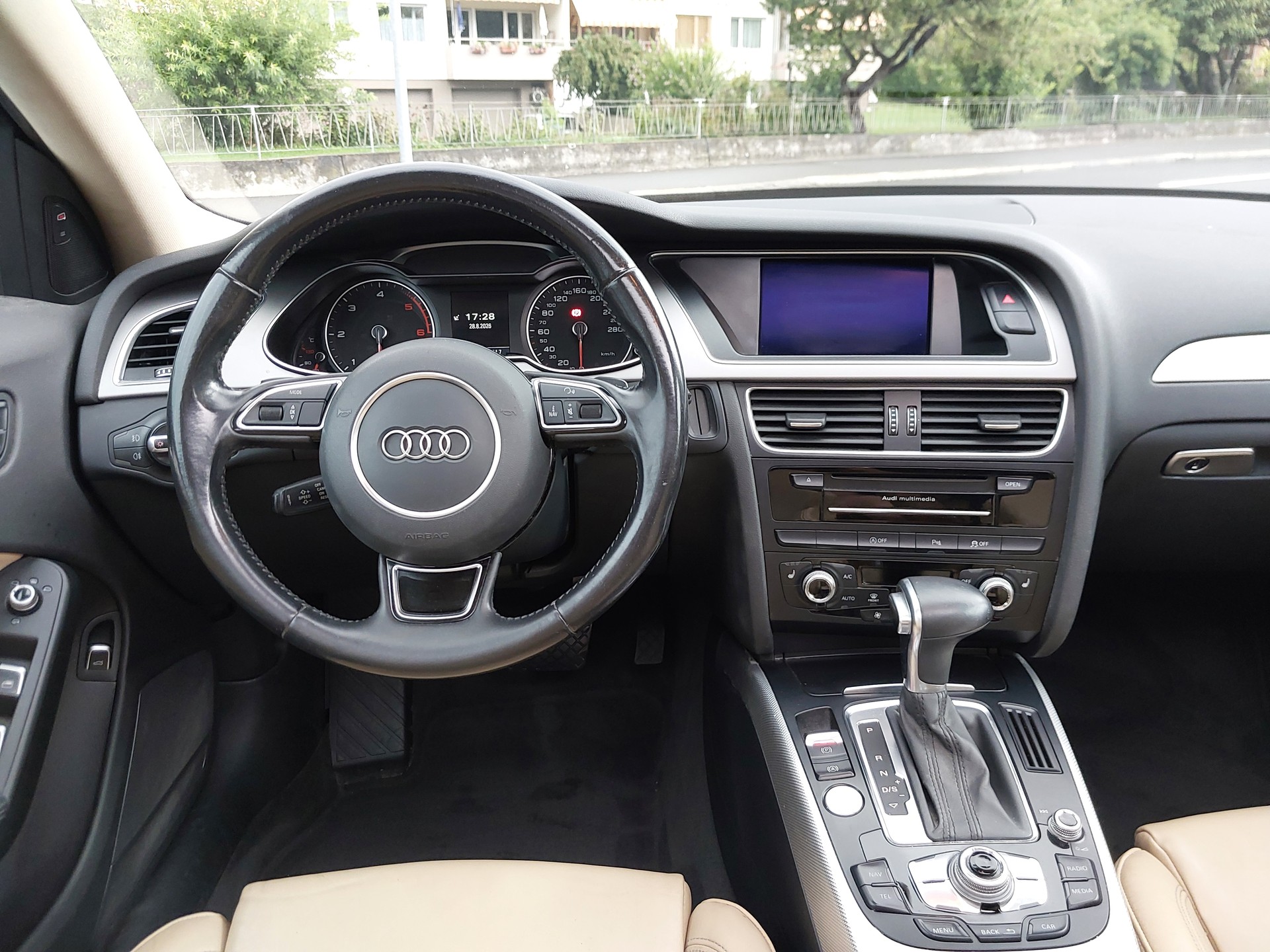 AUDI A4 allroad 3.0 TDI clean diesel quattro S-tronic-image-9