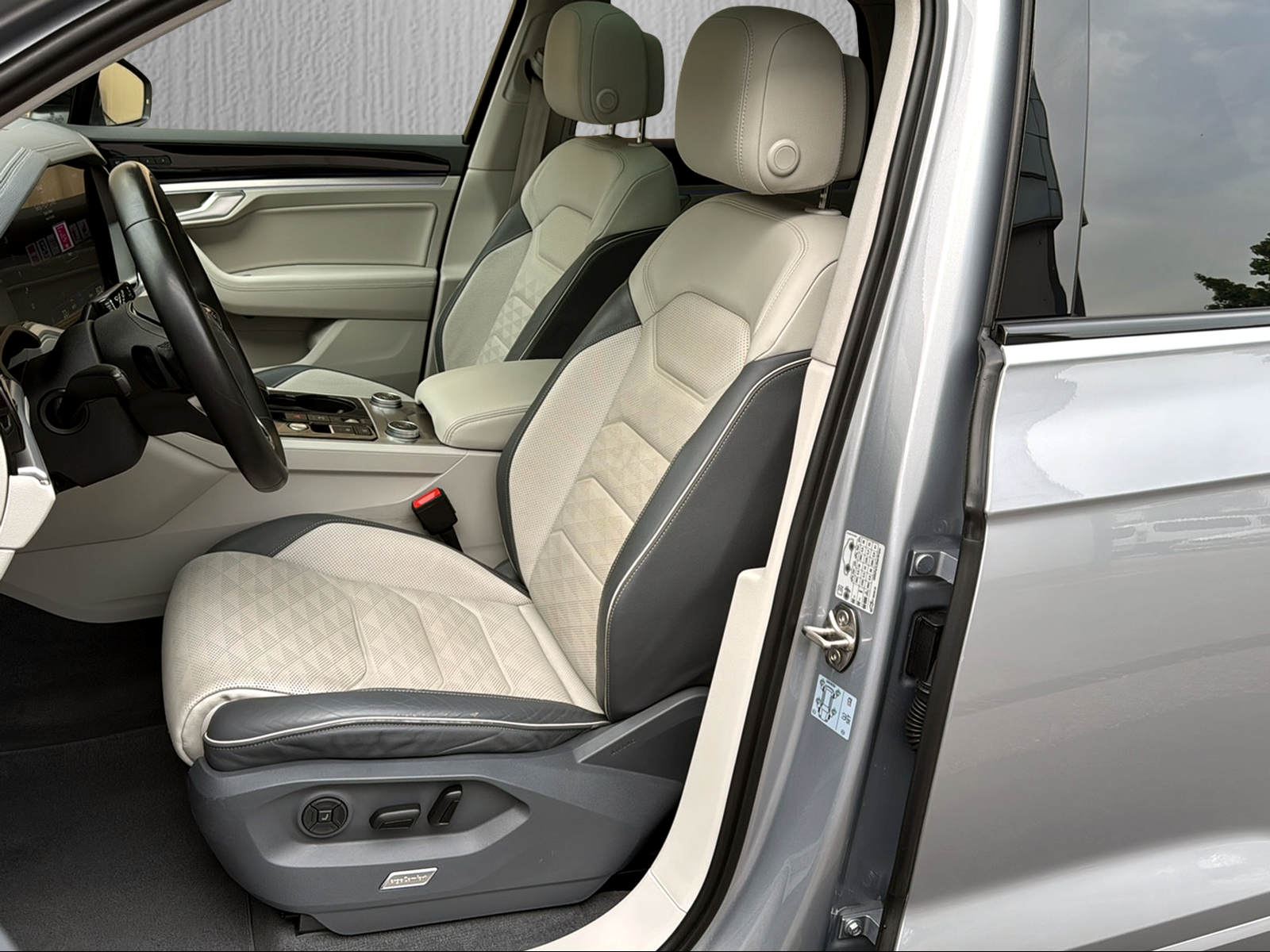 VW Touareg 4.0 V8 TDI R-Line Tiptronic*Standheizung*AHK*Sitze v. mit Belüftung und Massagefunktion*-image-6
