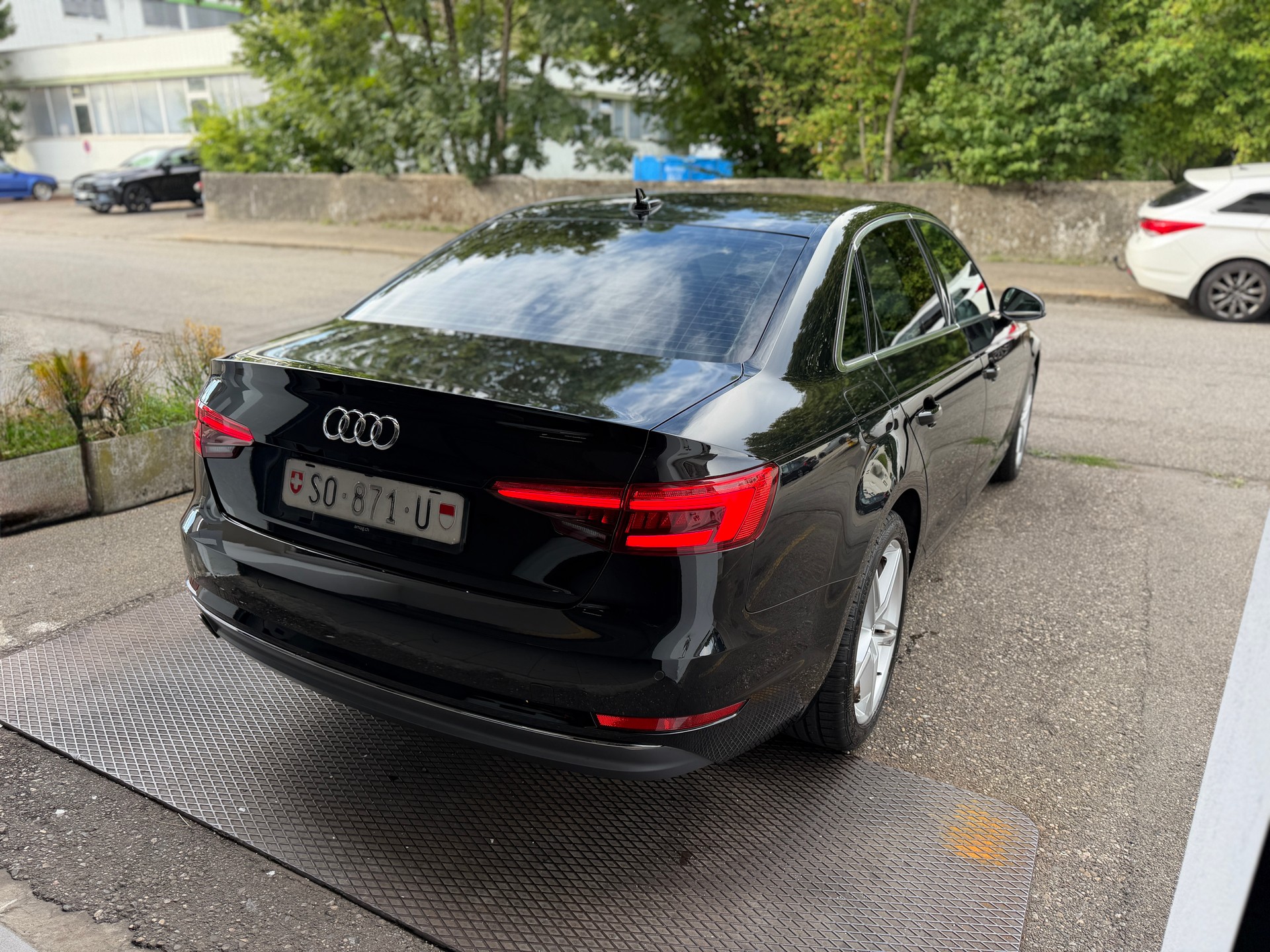 AUDI A4 Limousine 2.0 TDI S-Line-image-4