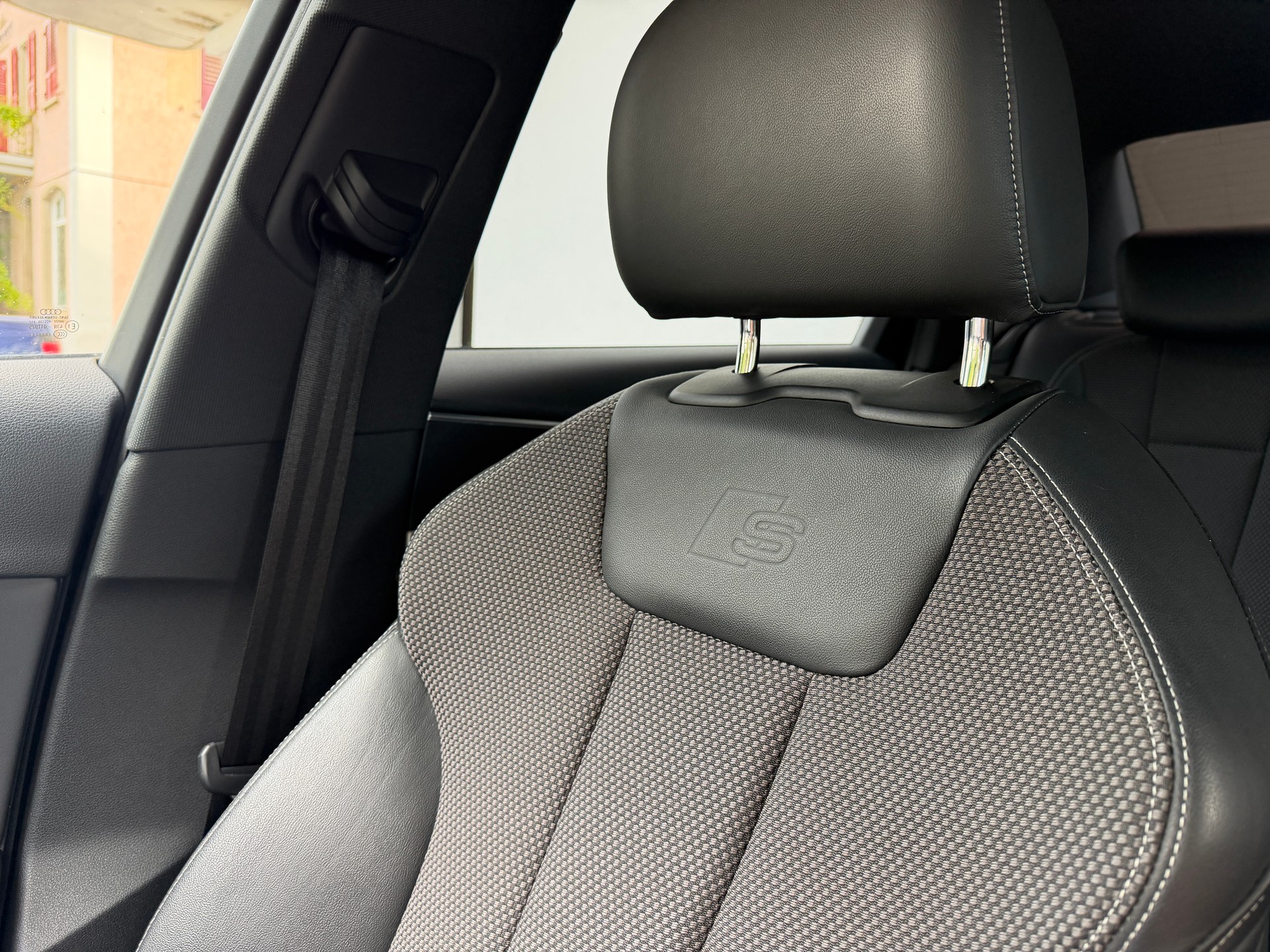 AUDI A4 Limousine 2.0 TDI S-Line-image-15