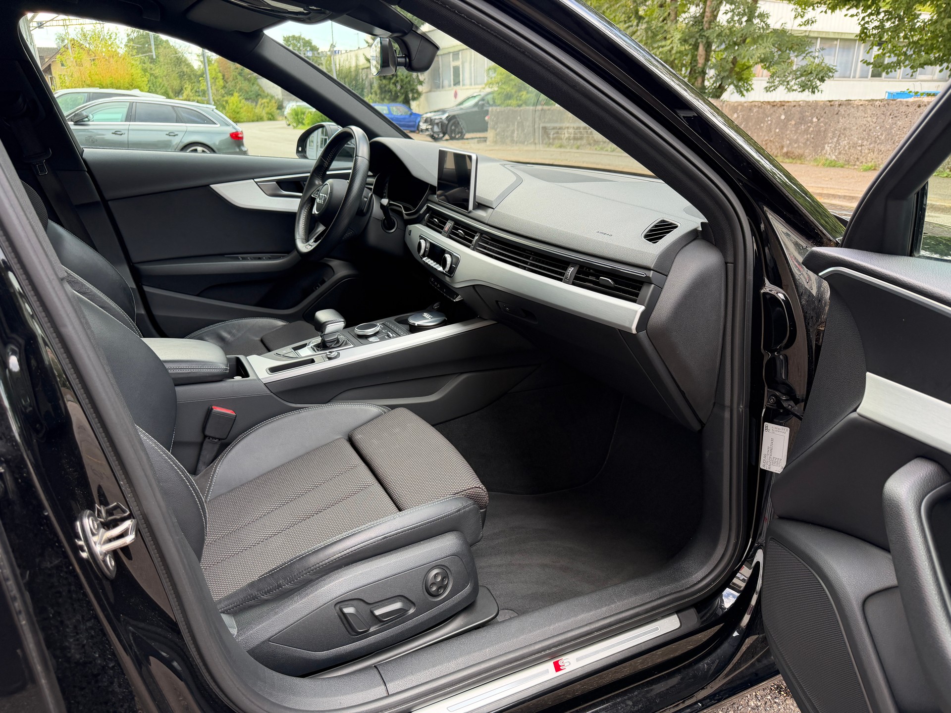 AUDI A4 Limousine 2.0 TDI S-Line-image-18