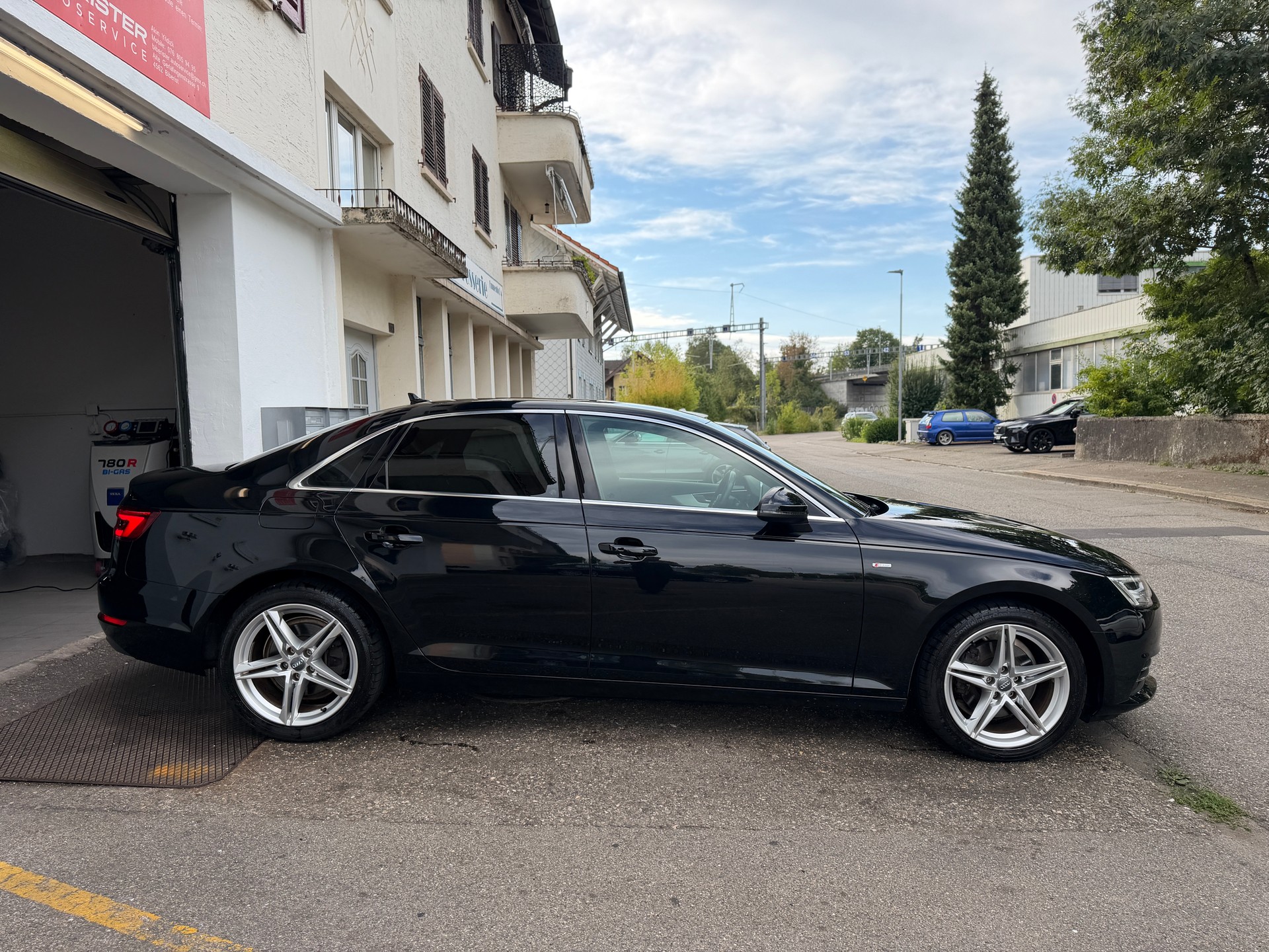 AUDI A4 Limousine 2.0 TDI S-Line-image-5