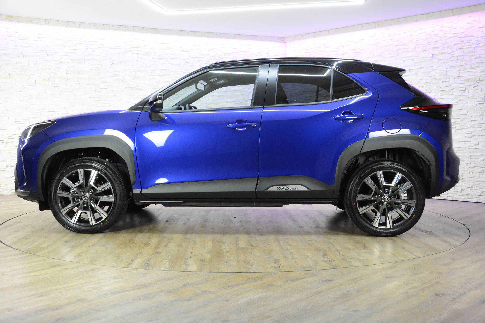 TOYOTA Yaris Cross 1.5 VVT-i HSD Premium AWD-i-showroom-element-2
