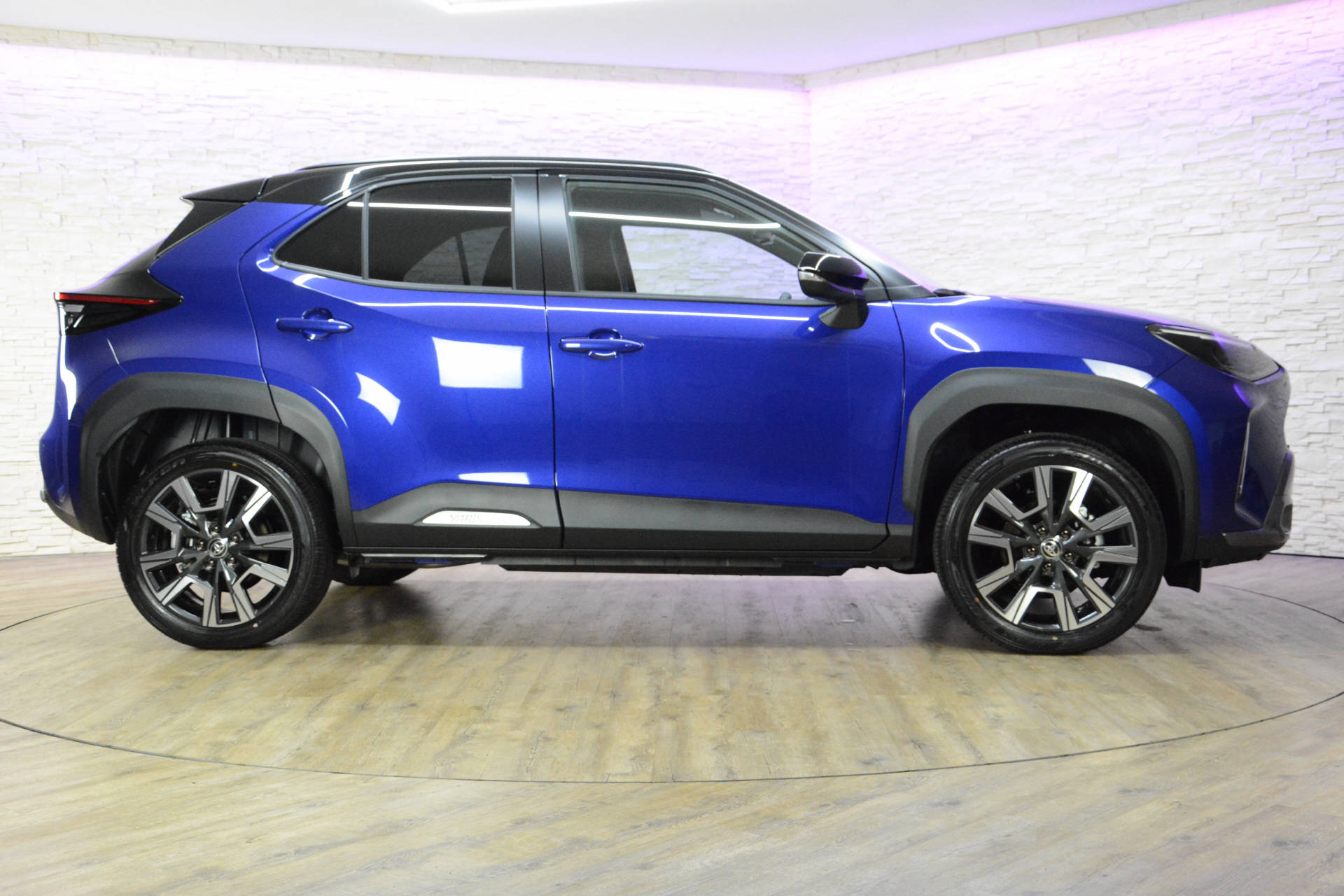 TOYOTA Yaris Cross 1.5 VVT-i HSD Premium AWD-i-showroom-element-3