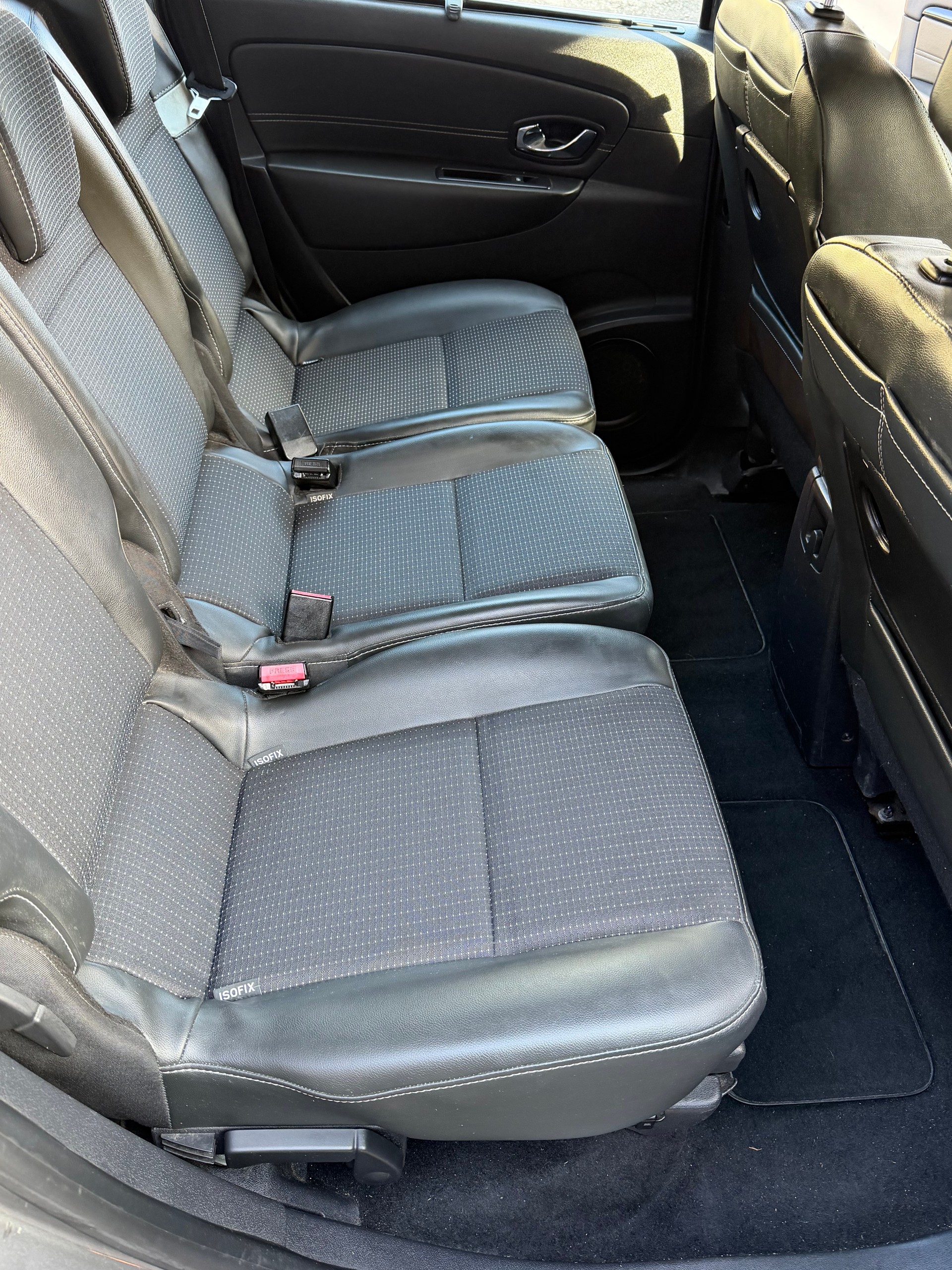 RENAULT Grand Scénic 1.5 dCi Dynamique-image-10