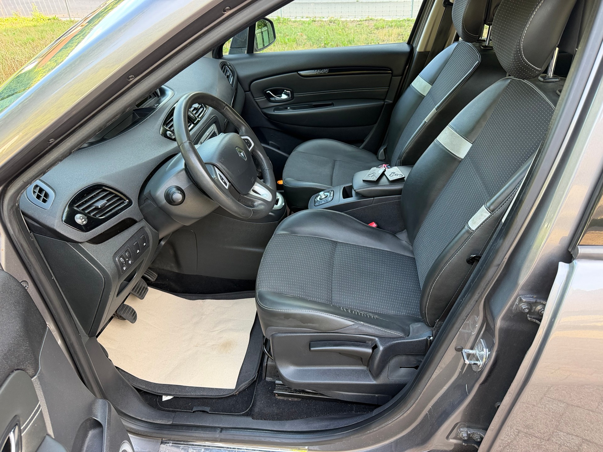 RENAULT Grand Scénic 1.5 dCi Dynamique-image-9