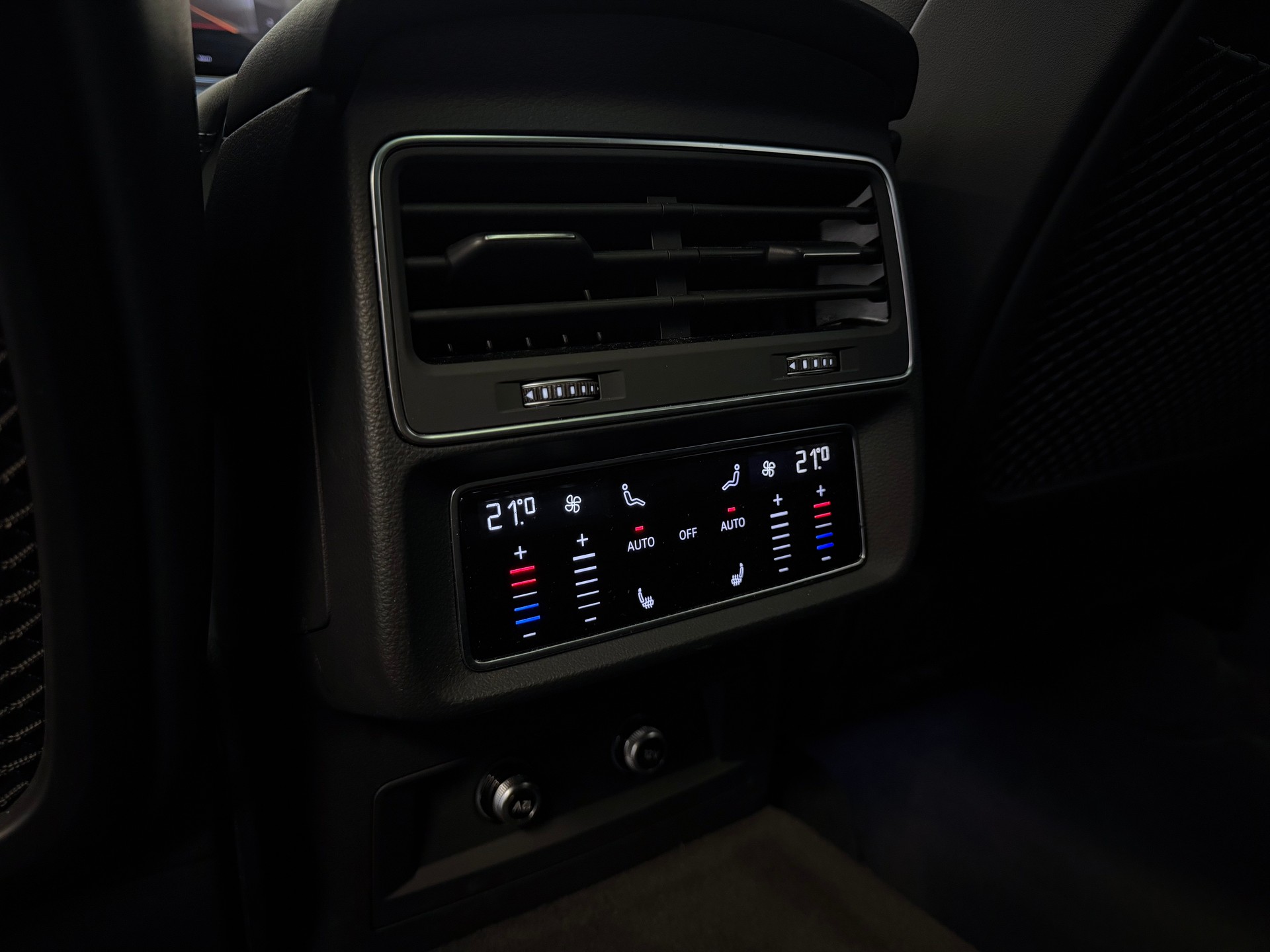 AUDI SQ7 TFSI quattro tiptronic 7-Plätzer "ALL BLACK"-image-30