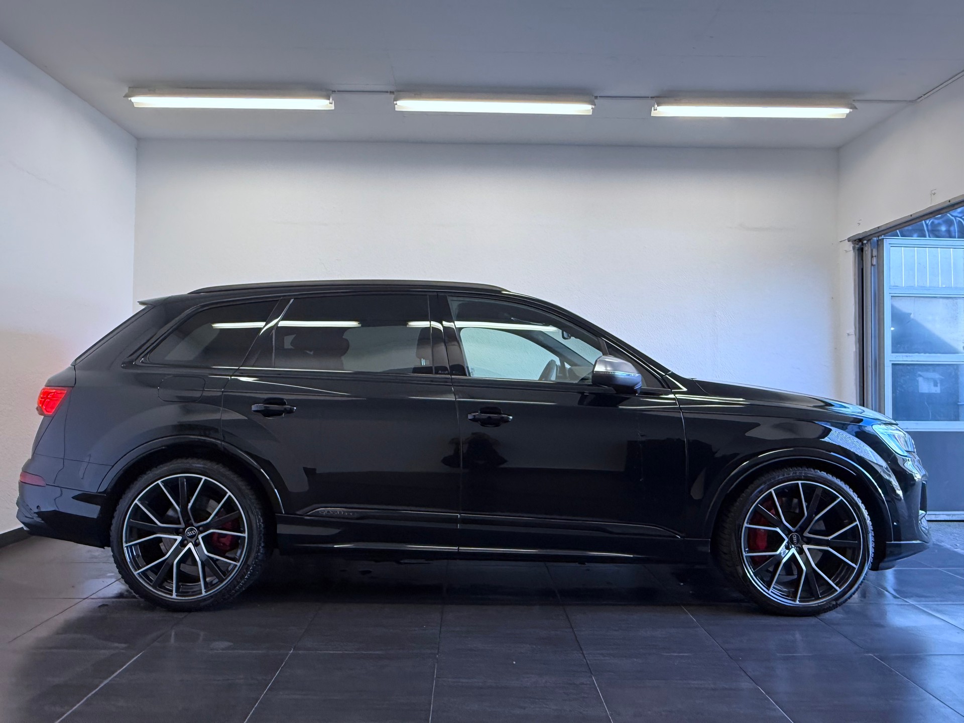 AUDI SQ7 TFSI quattro tiptronic 7-Plätzer "ALL BLACK"-image-4