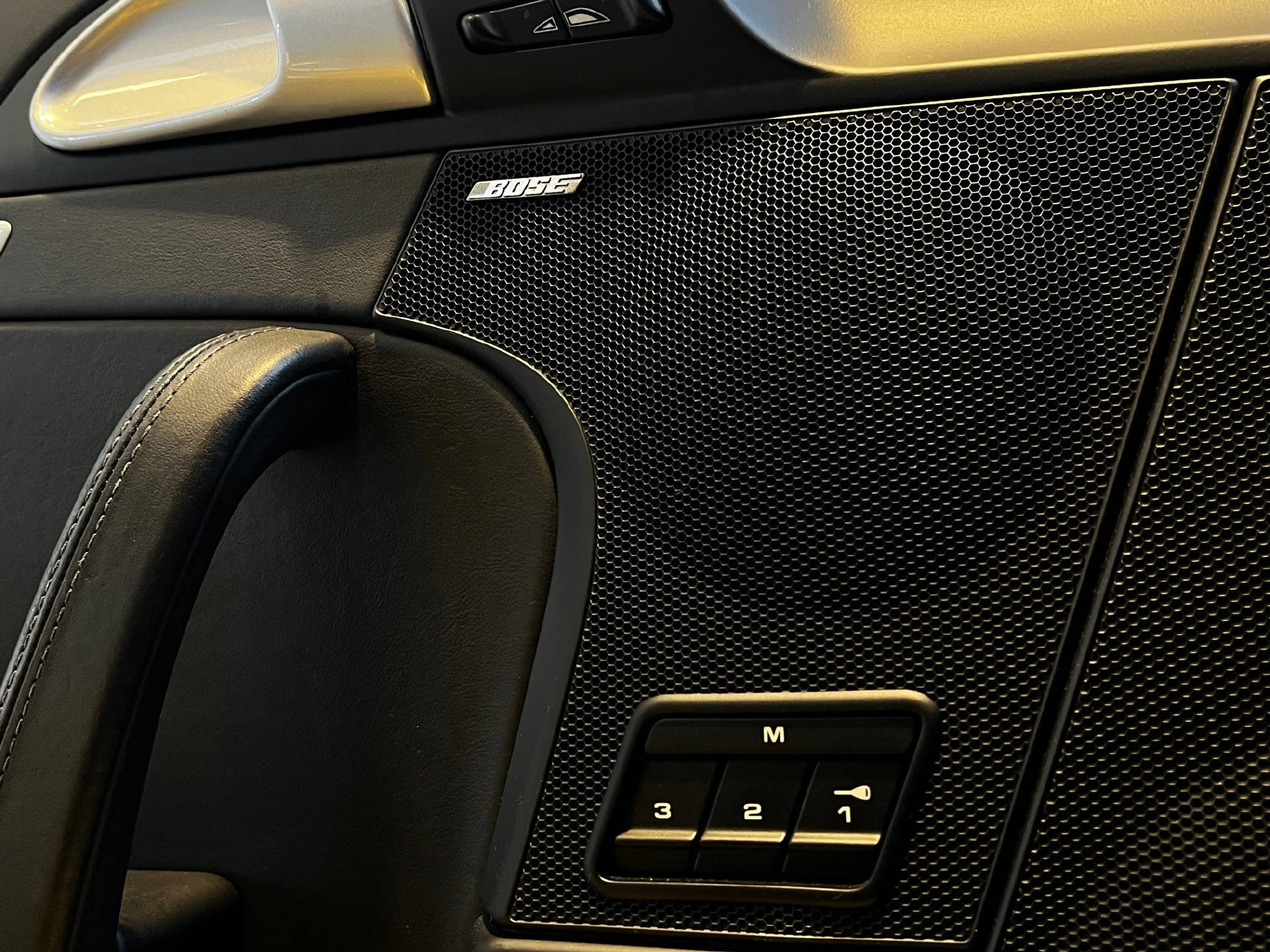 PORSCHE 911 Cabriolet 3.8 Turbo-image-24