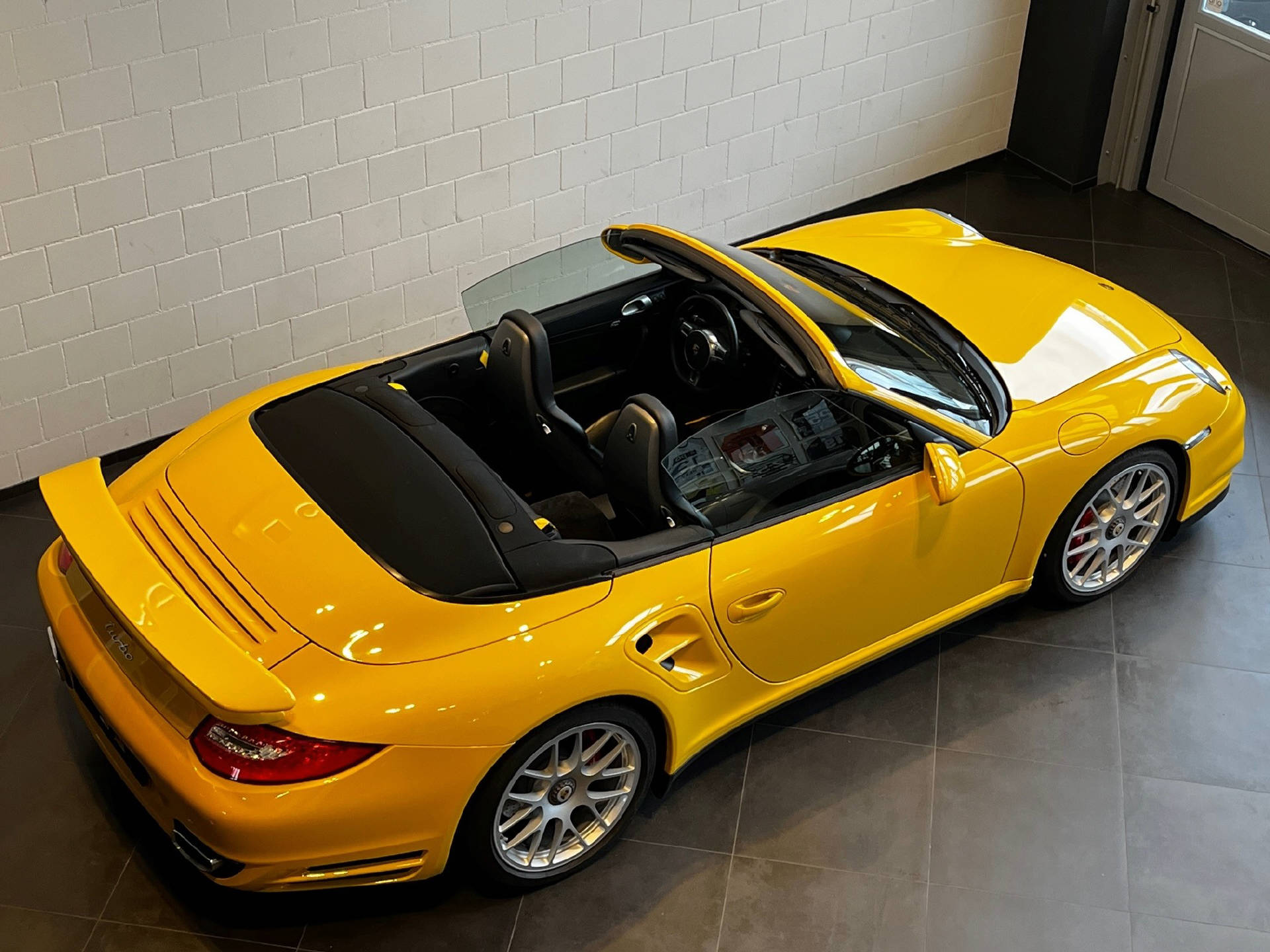 PORSCHE 911 Cabriolet 3.8 Turbo-image-12