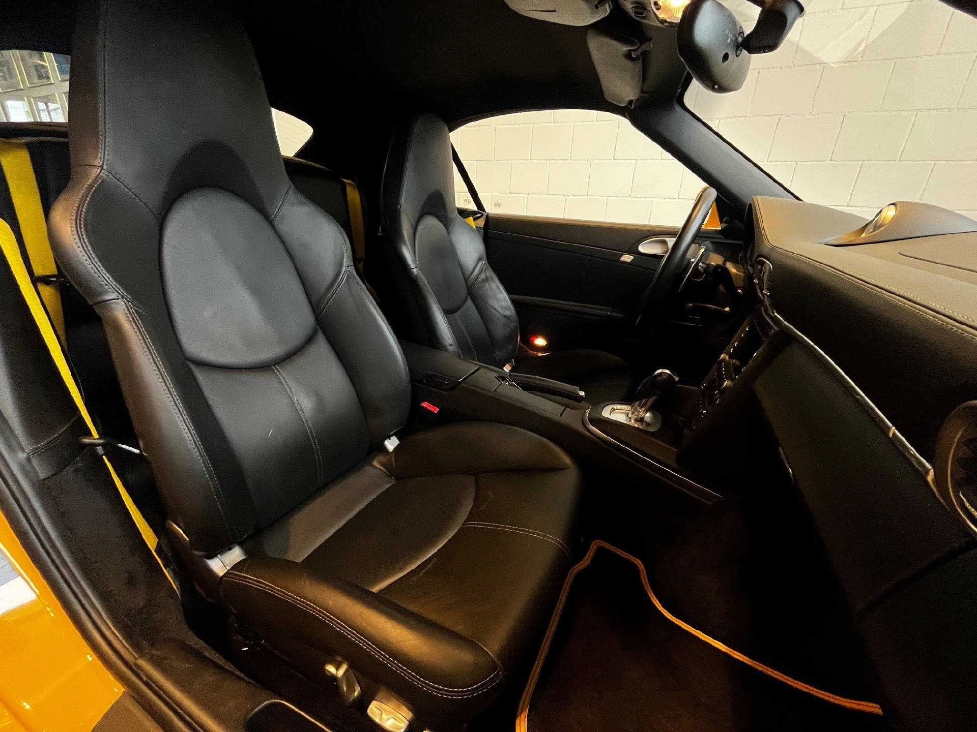 PORSCHE 911 Cabriolet 3.8 Turbo-image-21