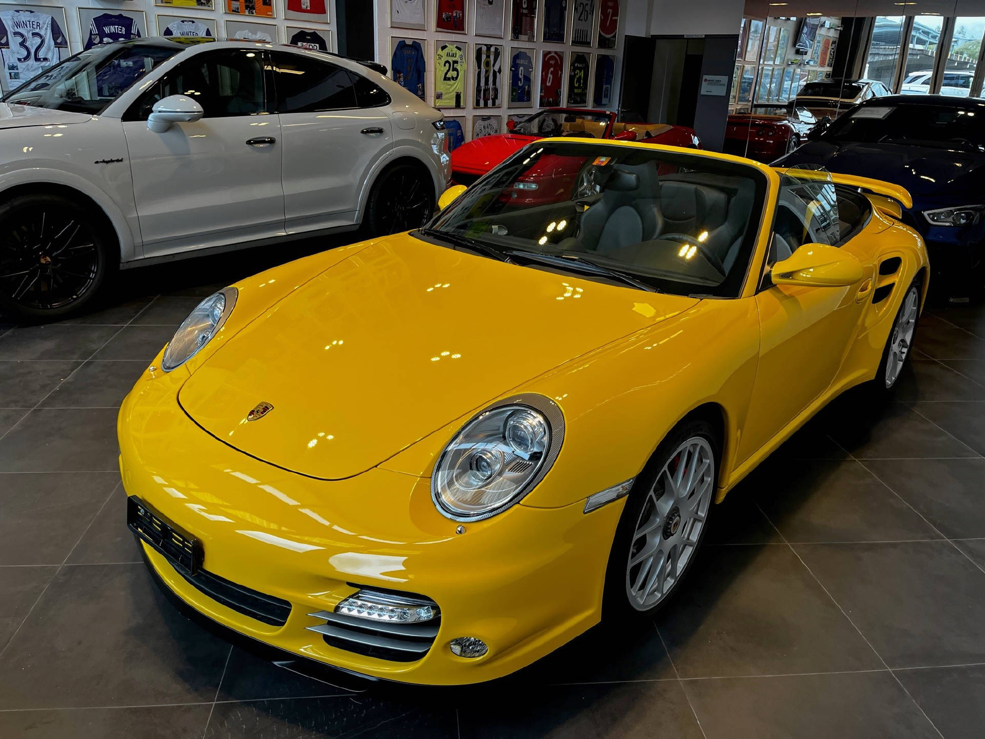 PORSCHE 911 Cabriolet 3.8 Turbo-image-4
