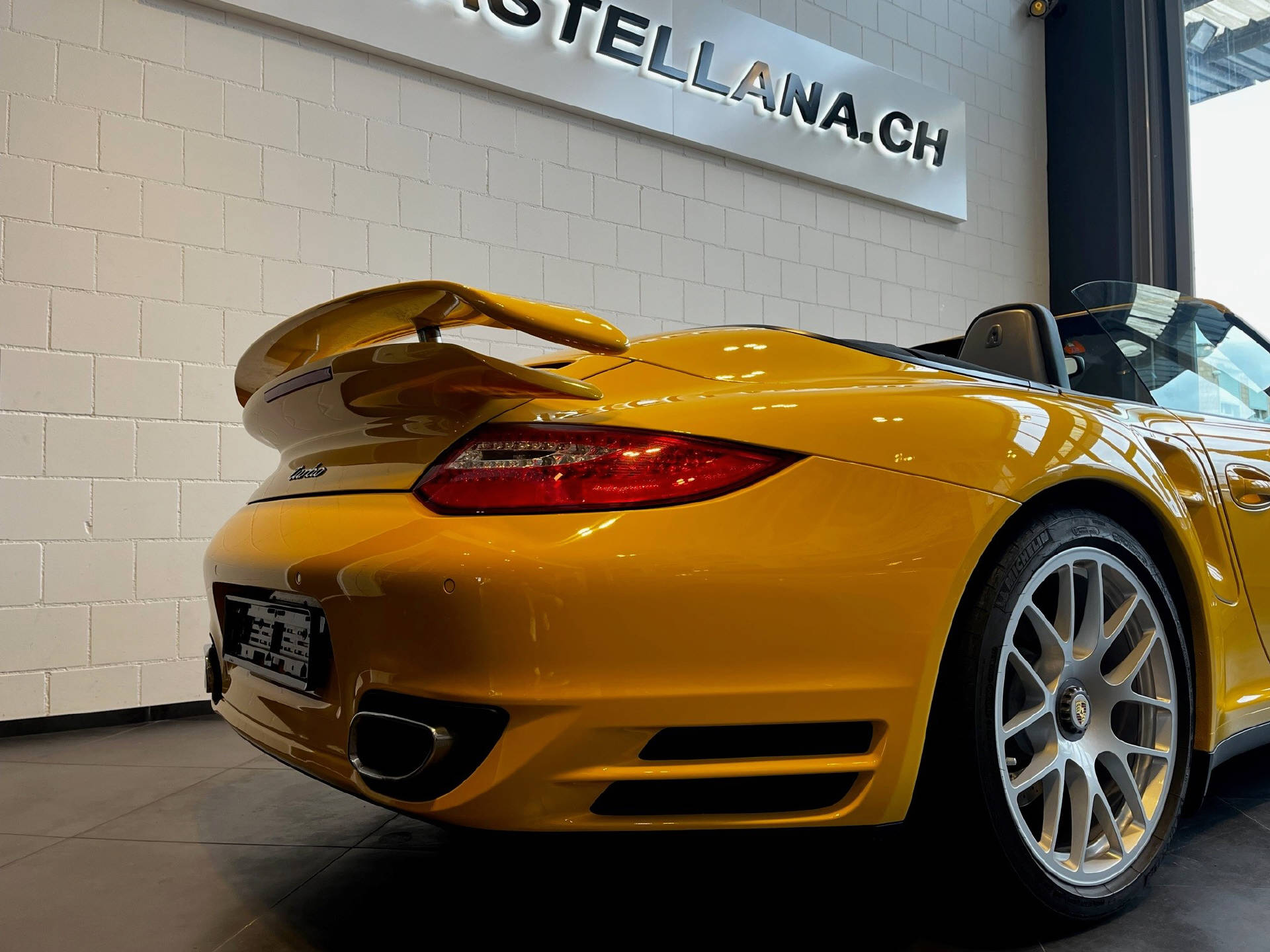 PORSCHE 911 Cabriolet 3.8 Turbo-image-30