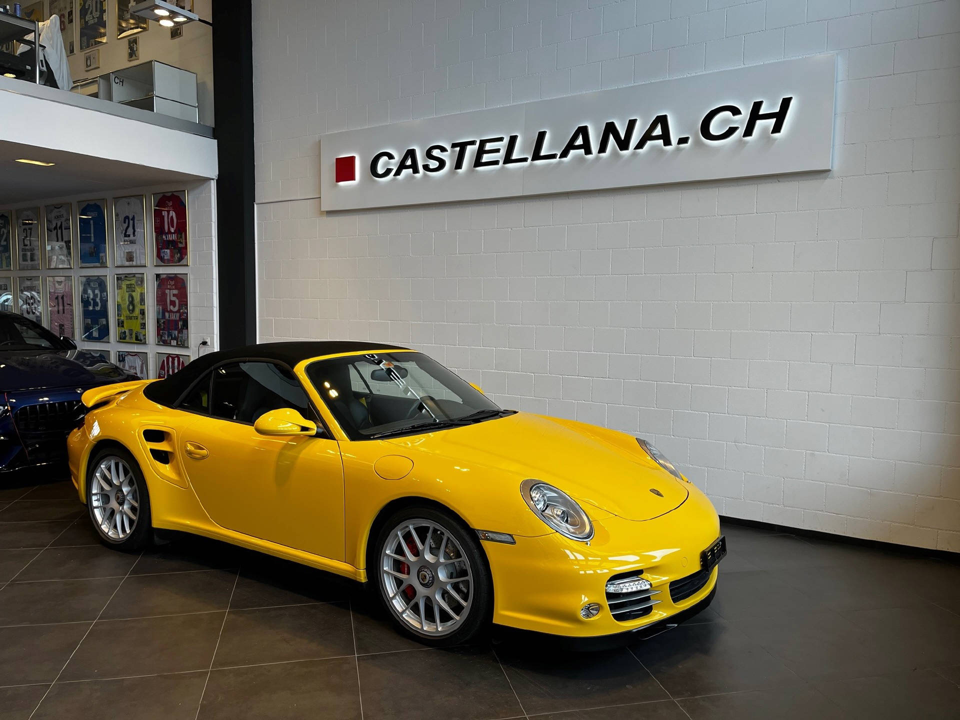 PORSCHE 911 Cabriolet 3.8 Turbo-image-1