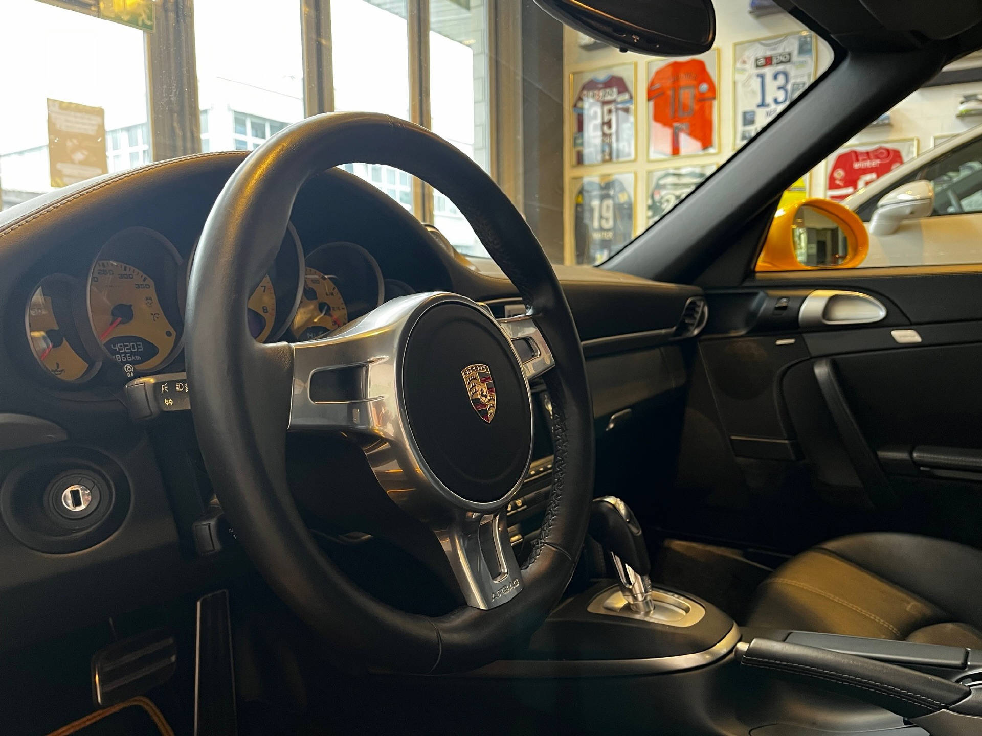 PORSCHE 911 Cabriolet 3.8 Turbo-image-17