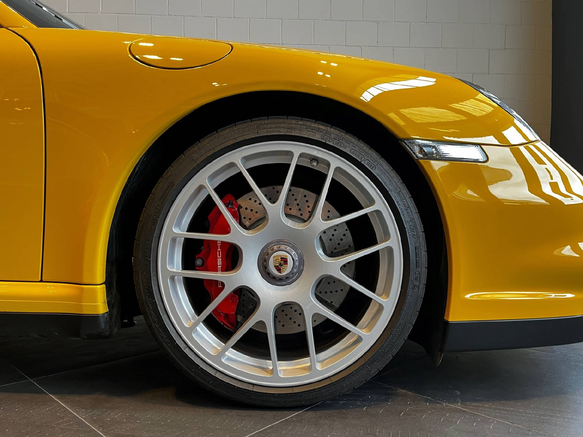 PORSCHE 911 Cabriolet 3.8 Turbo-image-29