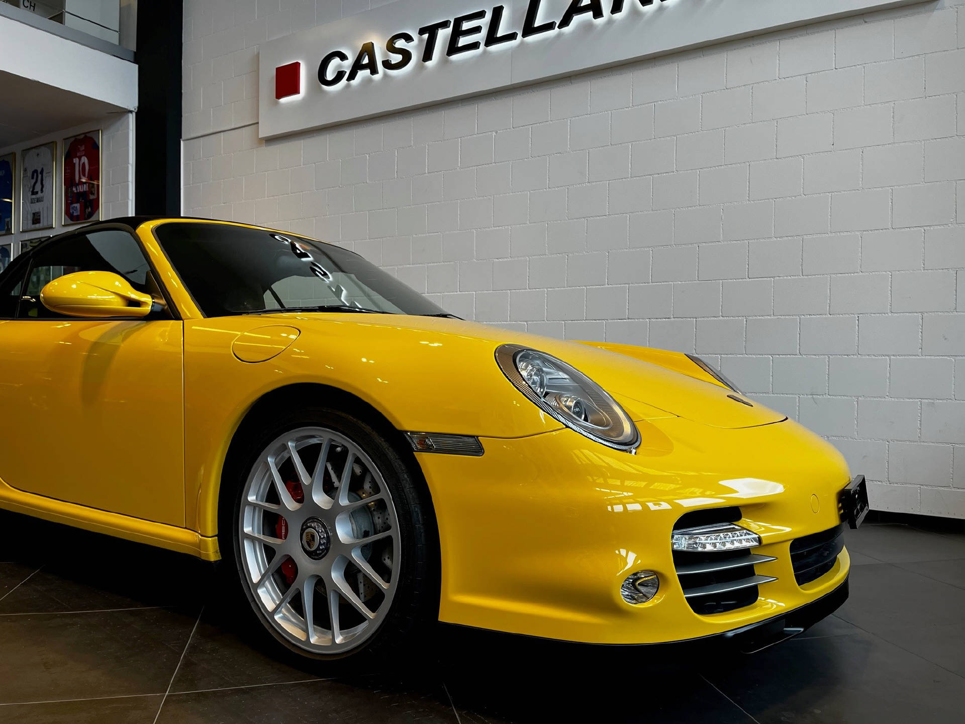 PORSCHE 911 Cabriolet 3.8 Turbo-image-2