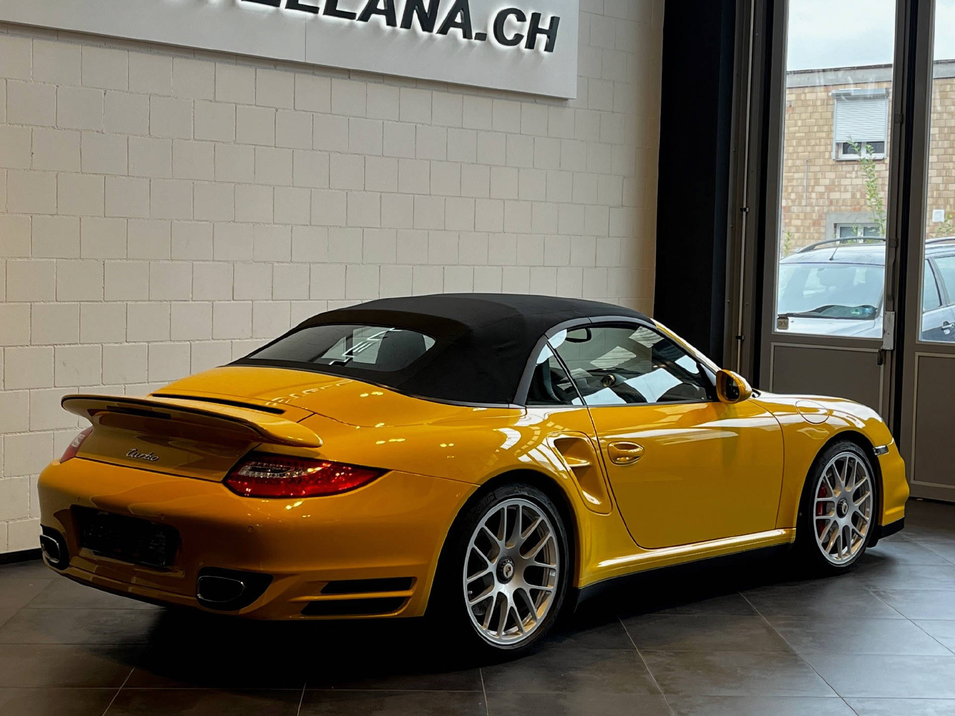 PORSCHE 911 Cabriolet 3.8 Turbo-image-11