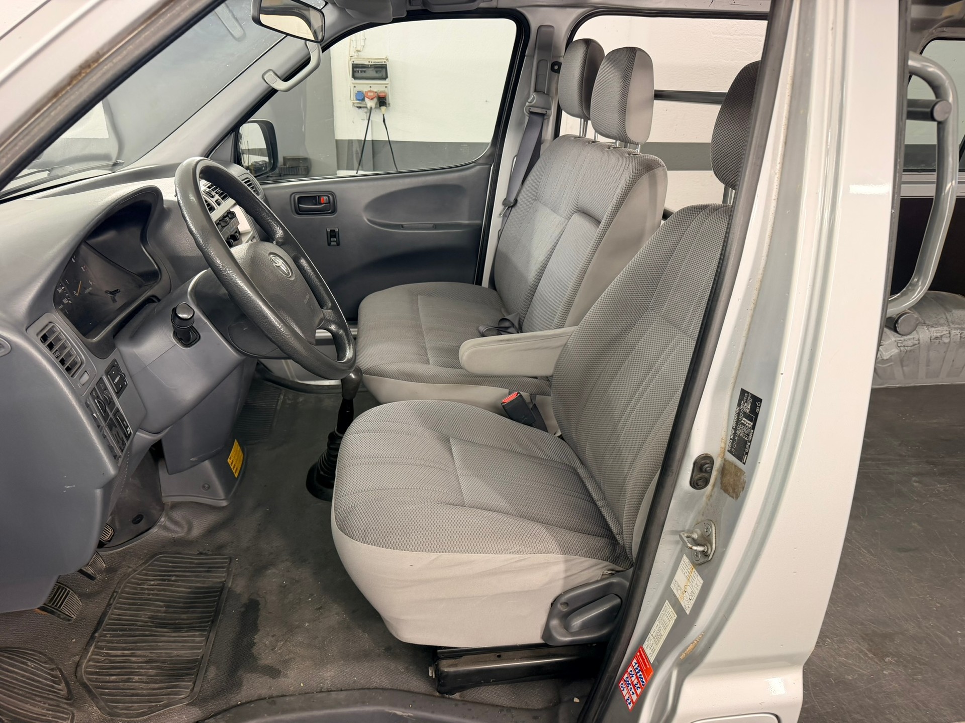 TOYOTA Hiace D-4D Kombi 4WD SWB-image-8