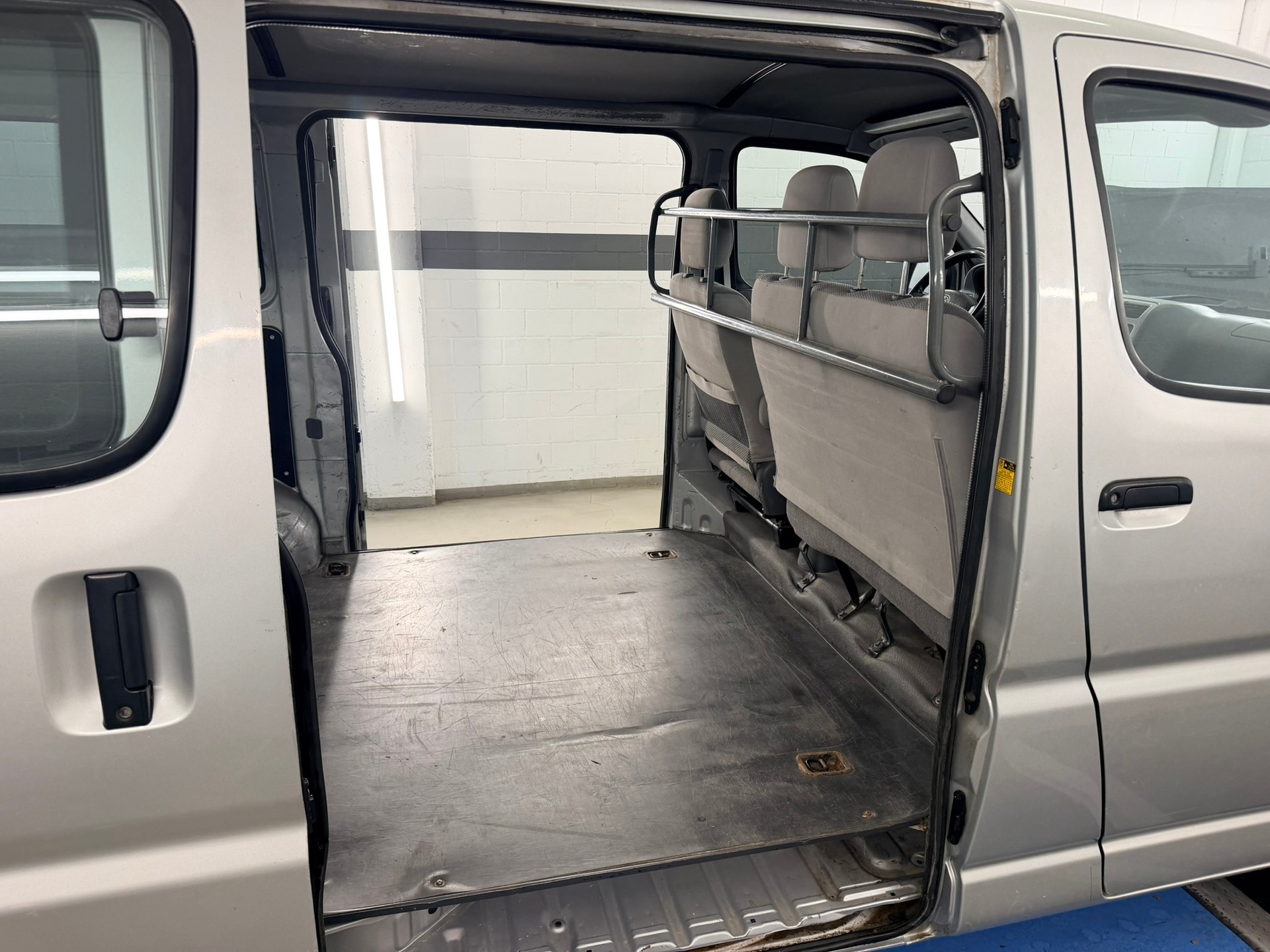 TOYOTA Hiace D-4D Kombi 4WD SWB-image-6