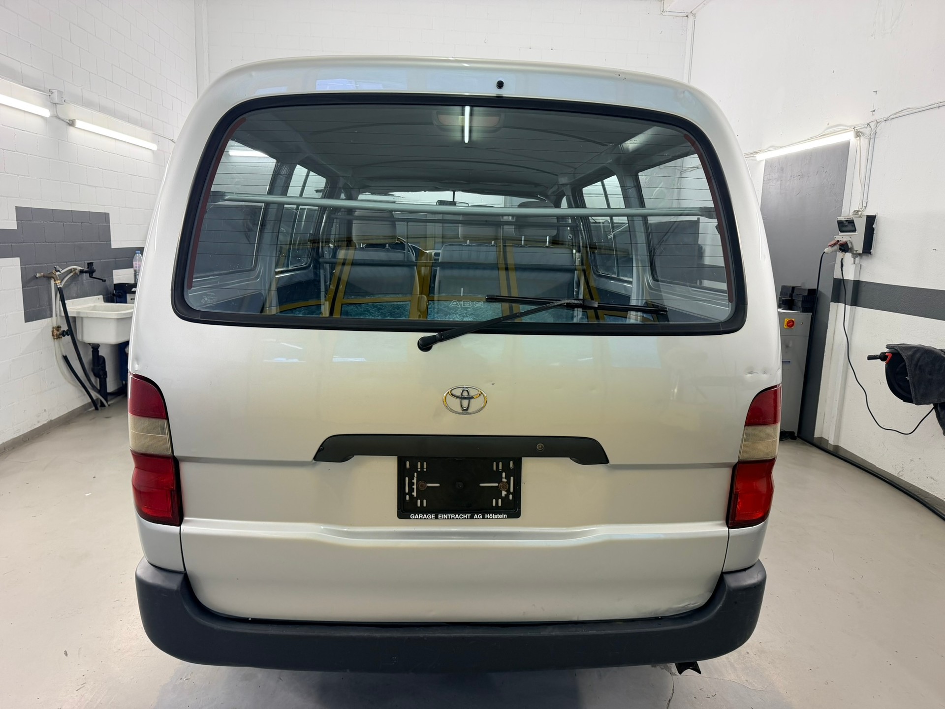TOYOTA Hiace D-4D Kombi 4WD SWB-image-4