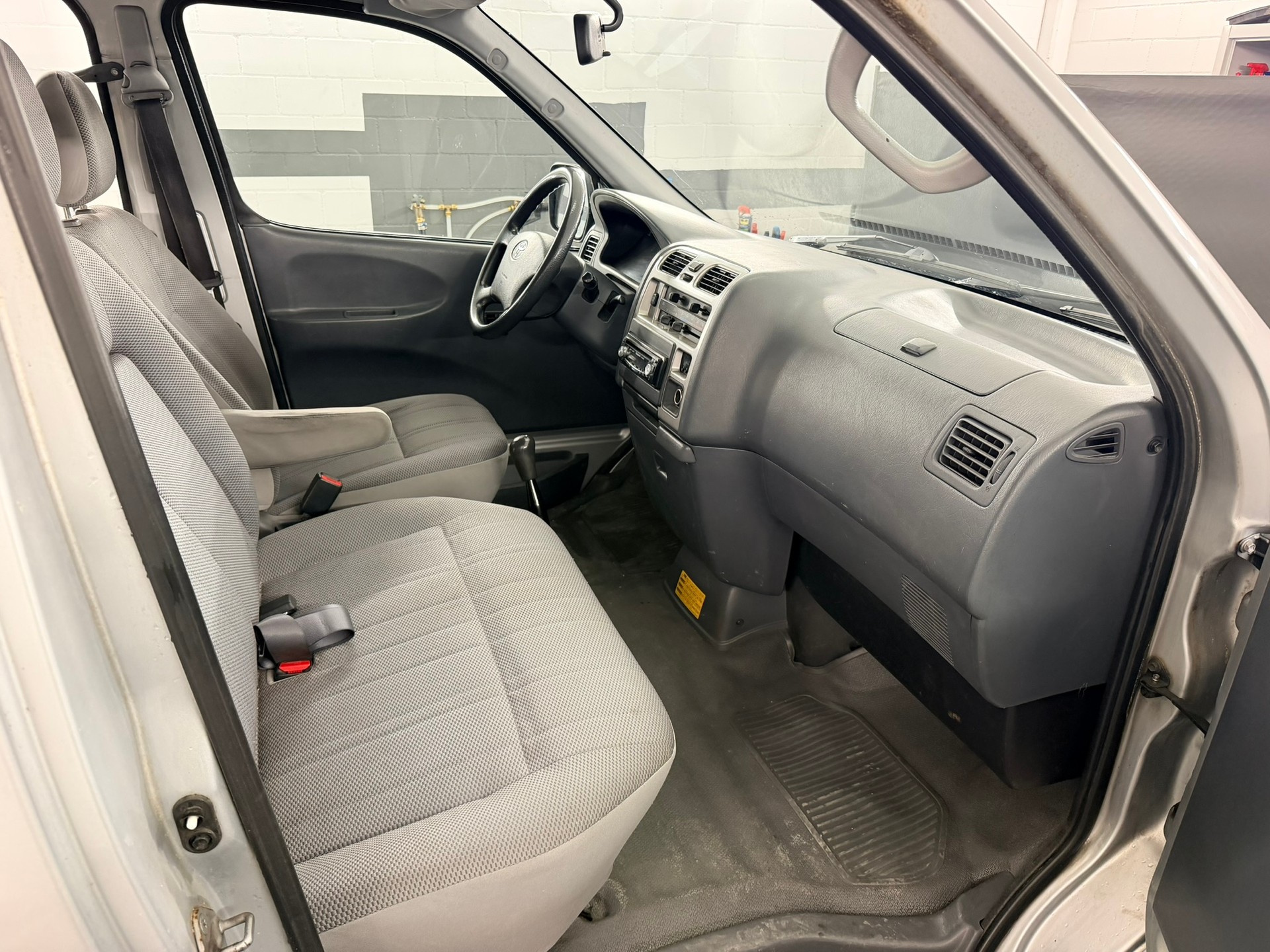 TOYOTA Hiace D-4D Kombi 4WD SWB-image-7