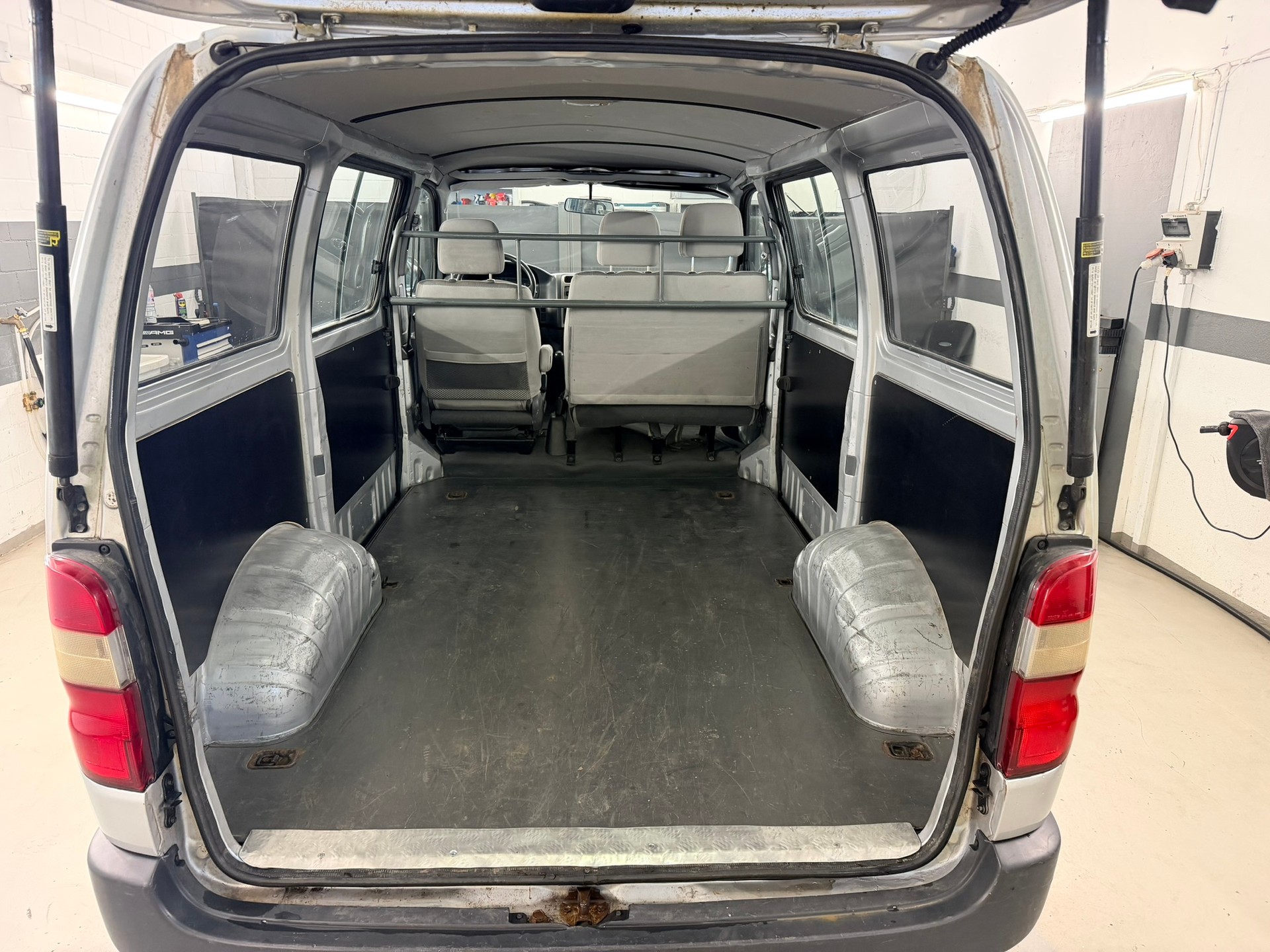 TOYOTA Hiace D-4D Kombi 4WD SWB-image-5