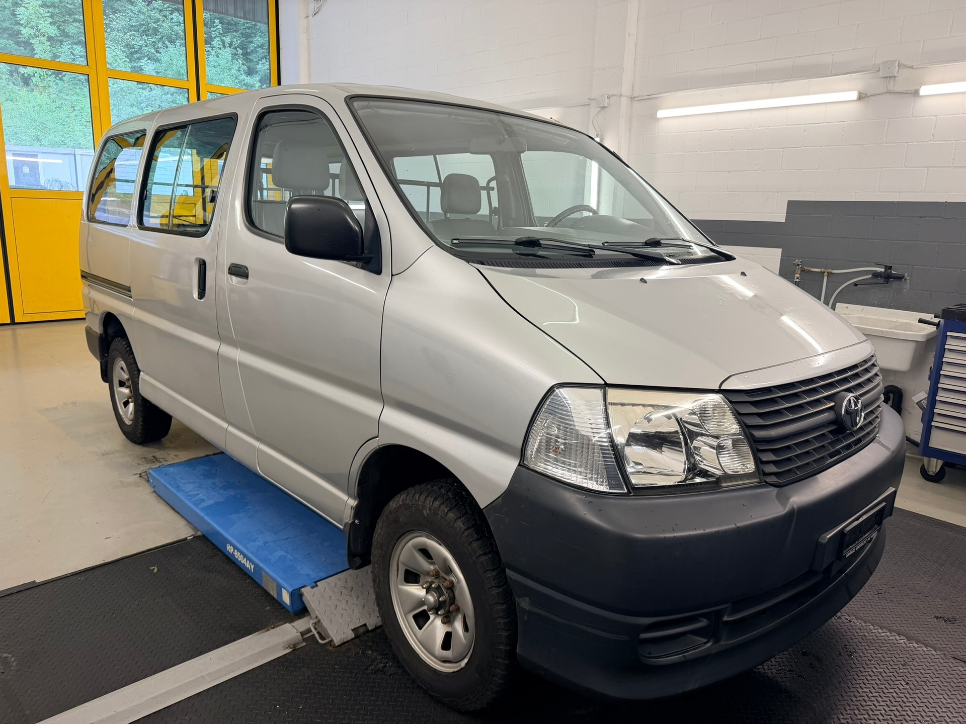 TOYOTA Hiace D-4D Kombi 4WD SWB-image-2