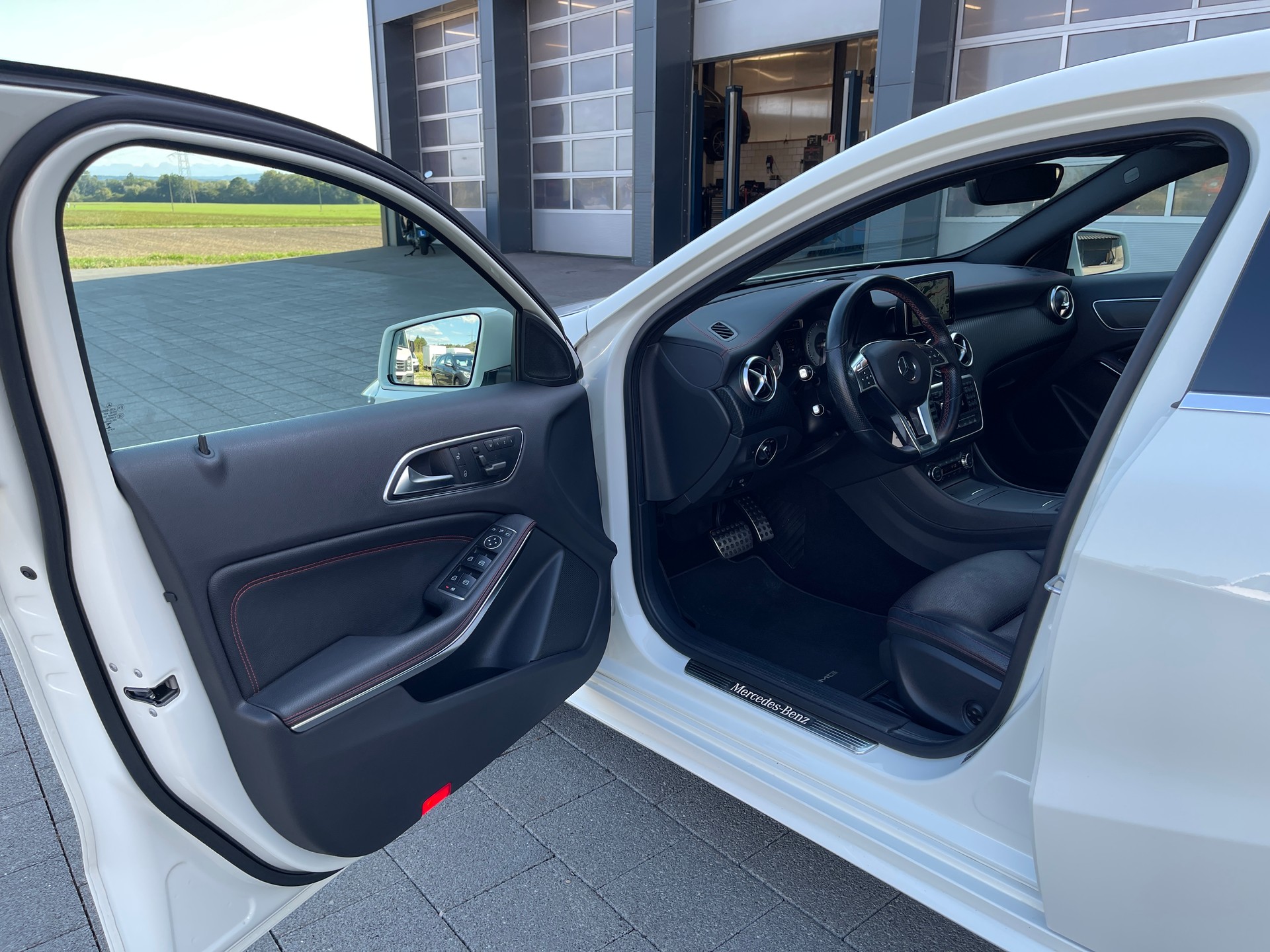 MERCEDES-BENZ A 250 AMG Line 4Matic 7G-DCT-image-6