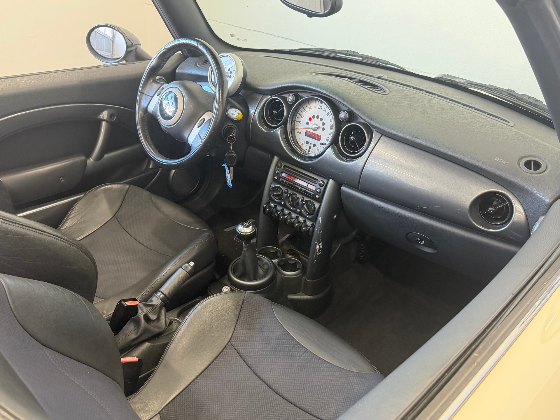 MINI One Cabriolet-image-11
