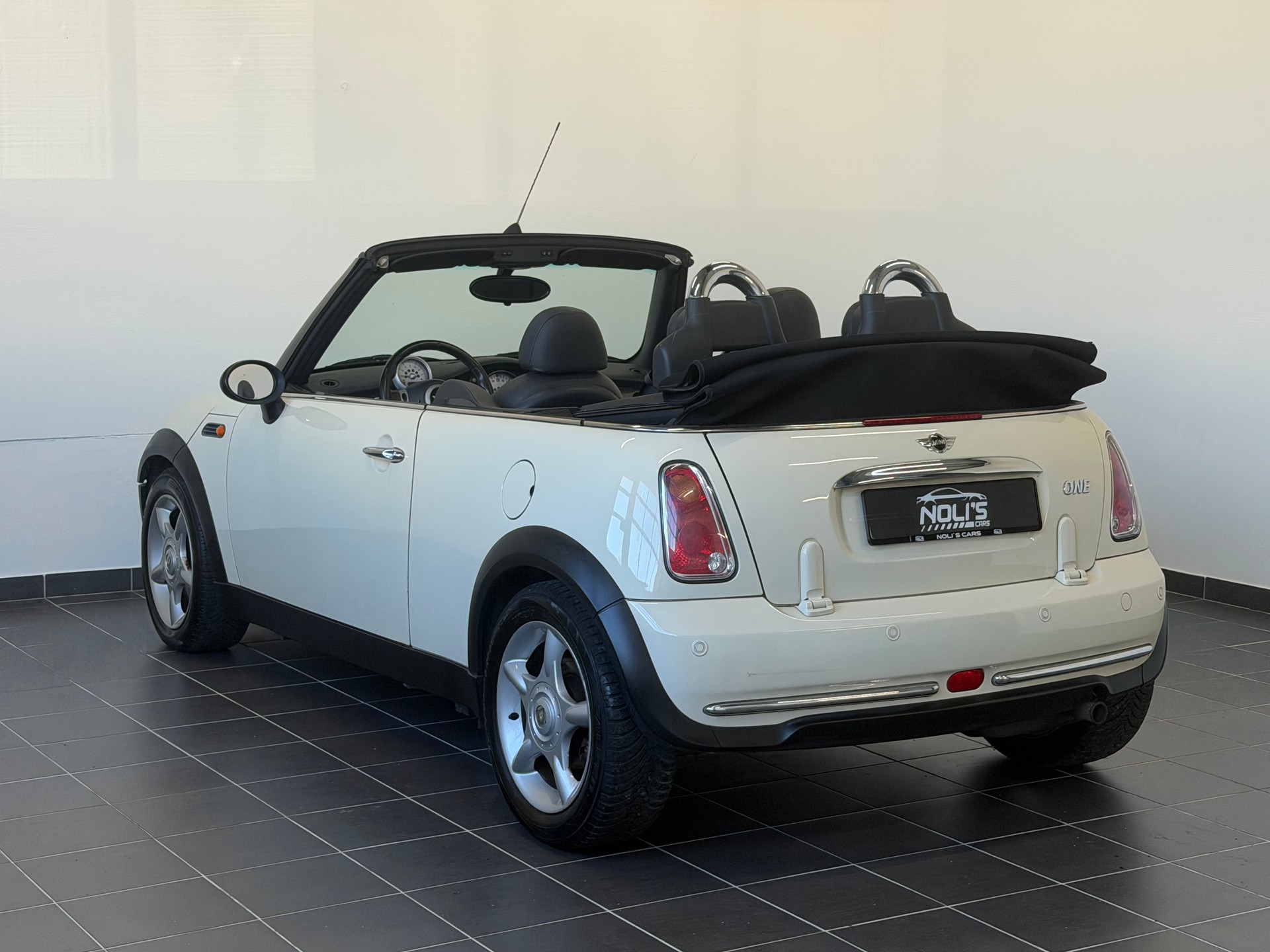 MINI One Cabriolet-image-7
