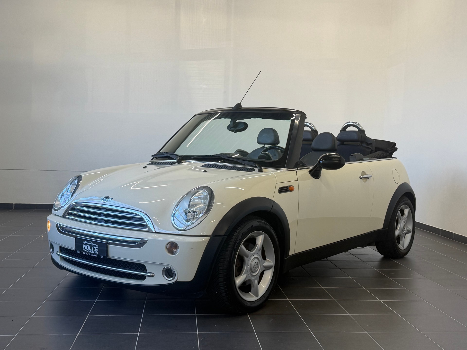 MINI One Cabriolet-image-2