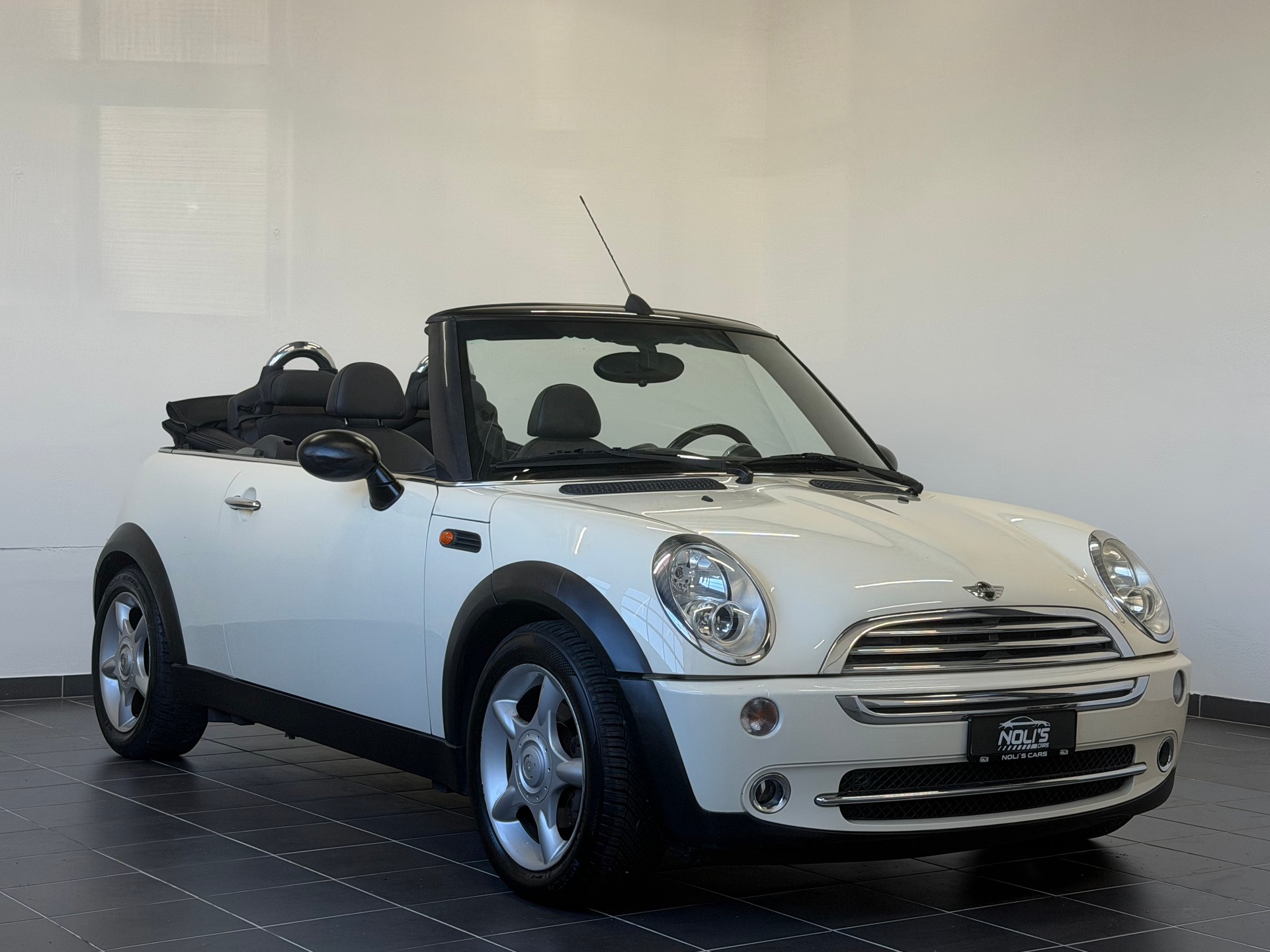 MINI One Cabriolet-image-1