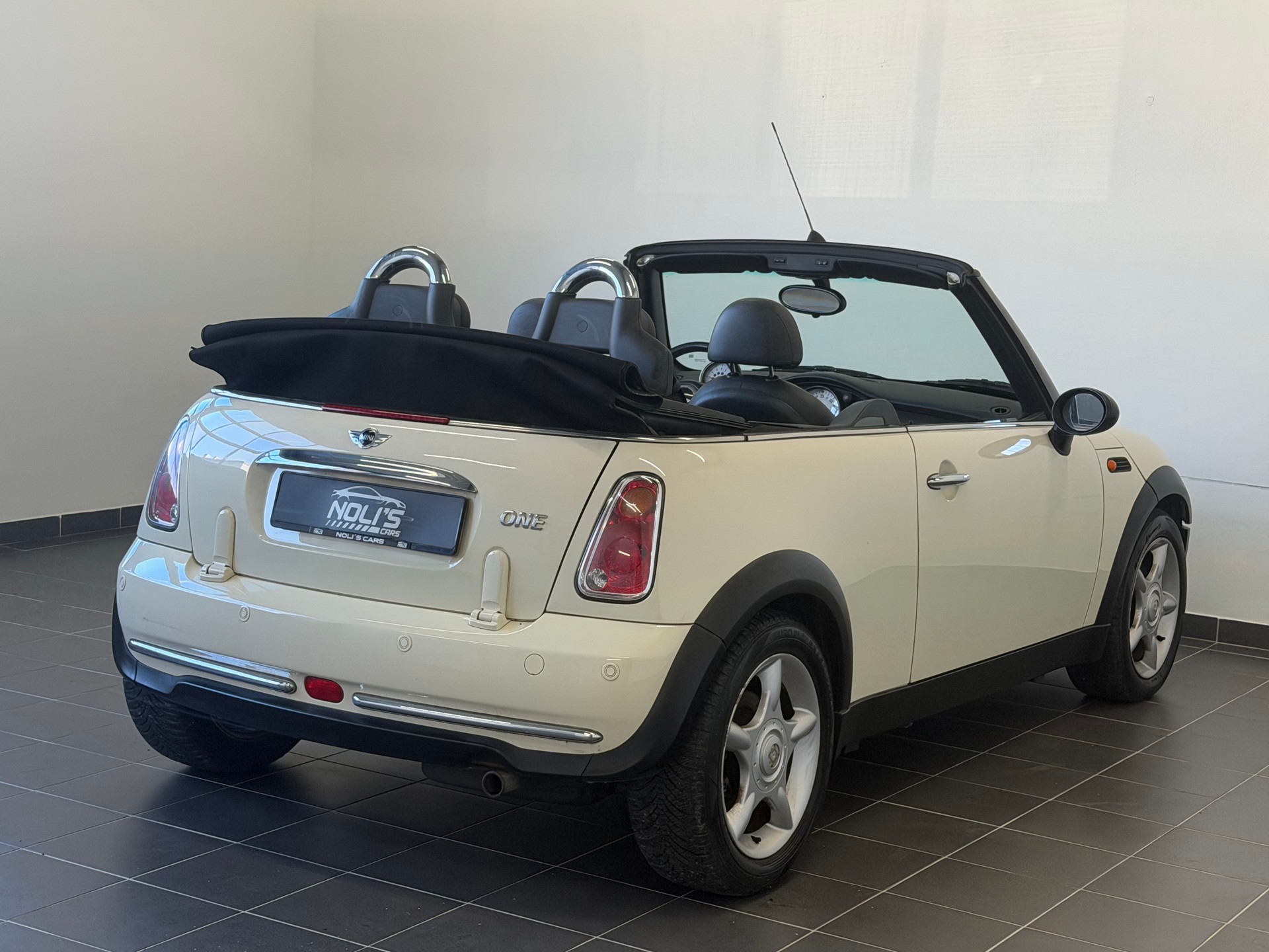 MINI One Cabriolet-image-8