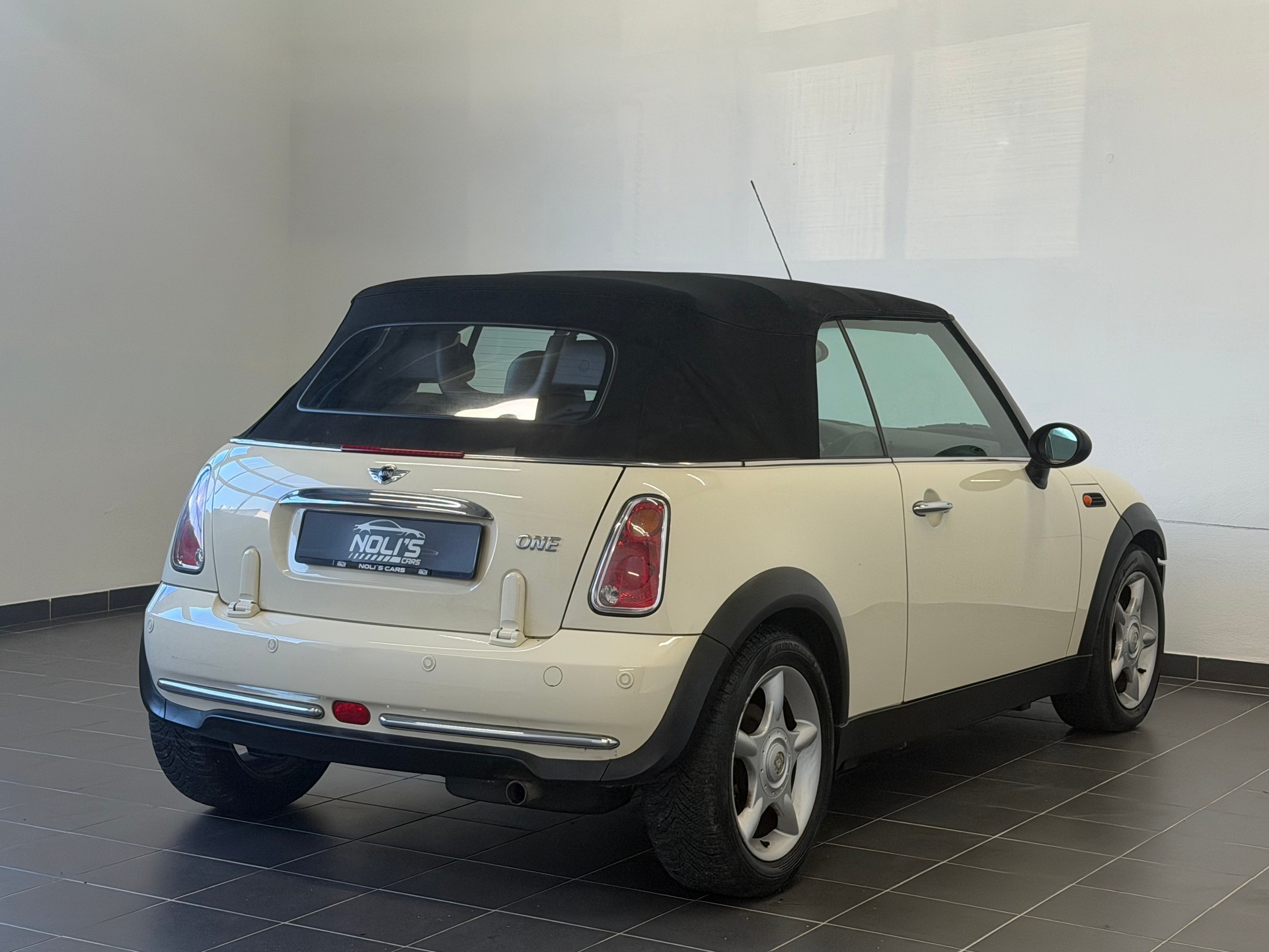 MINI One Cabriolet-image-6