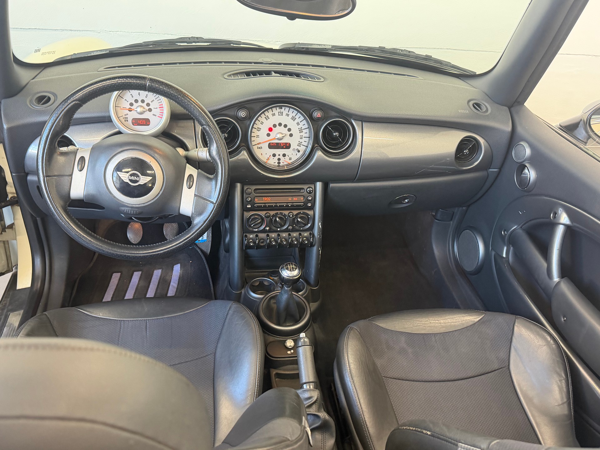 MINI One Cabriolet-image-9