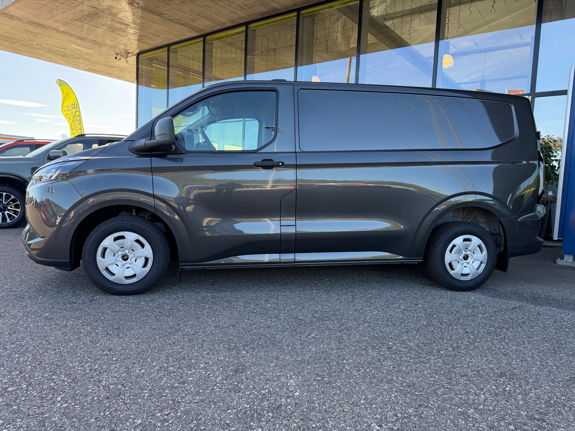 FORD Transit Custom Van PHEV 320 L1H1 Trend Automat-image-3