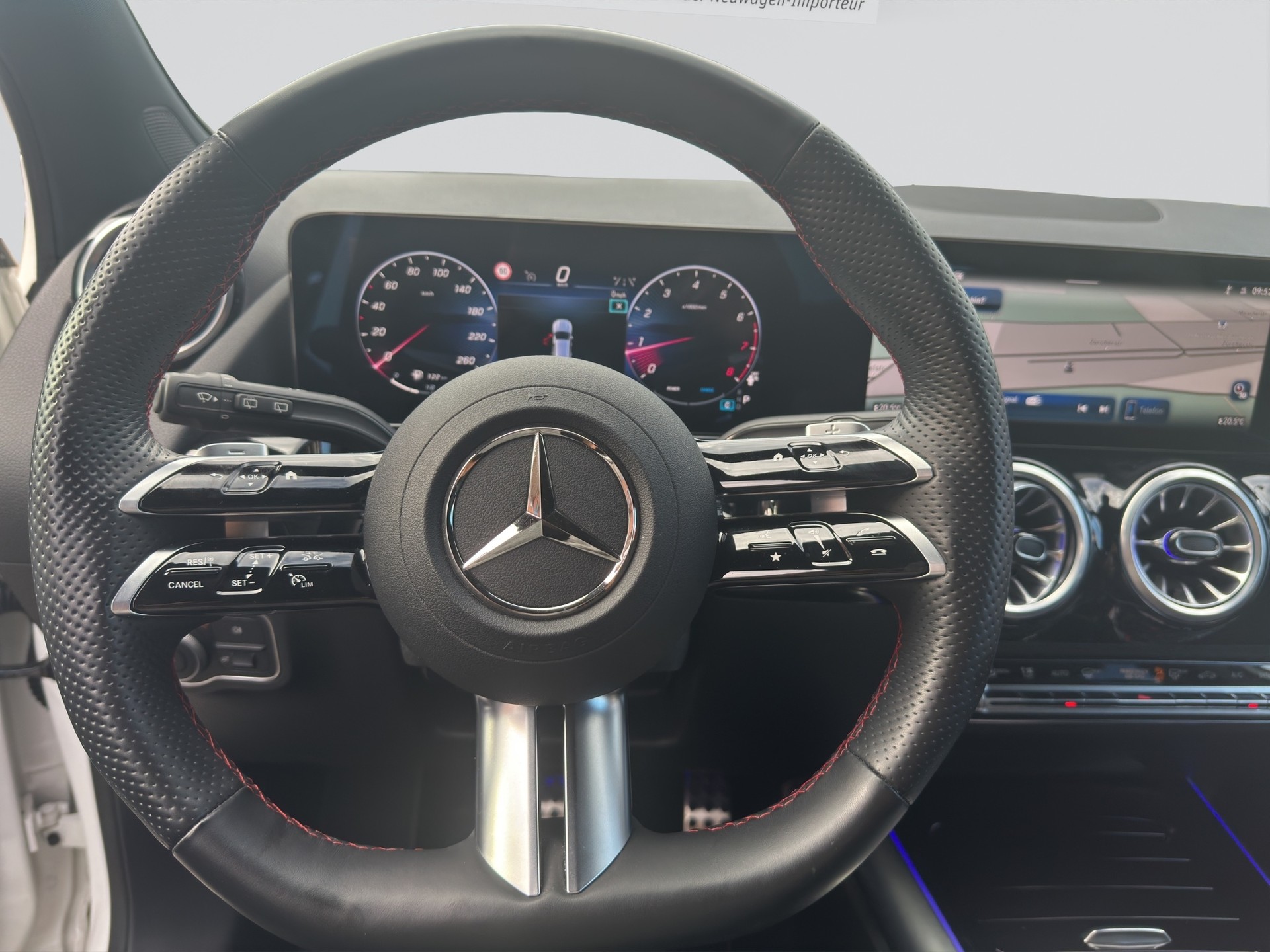 MERCEDES-BENZ GLA 200 AMG Line 7G-DCT-image-9