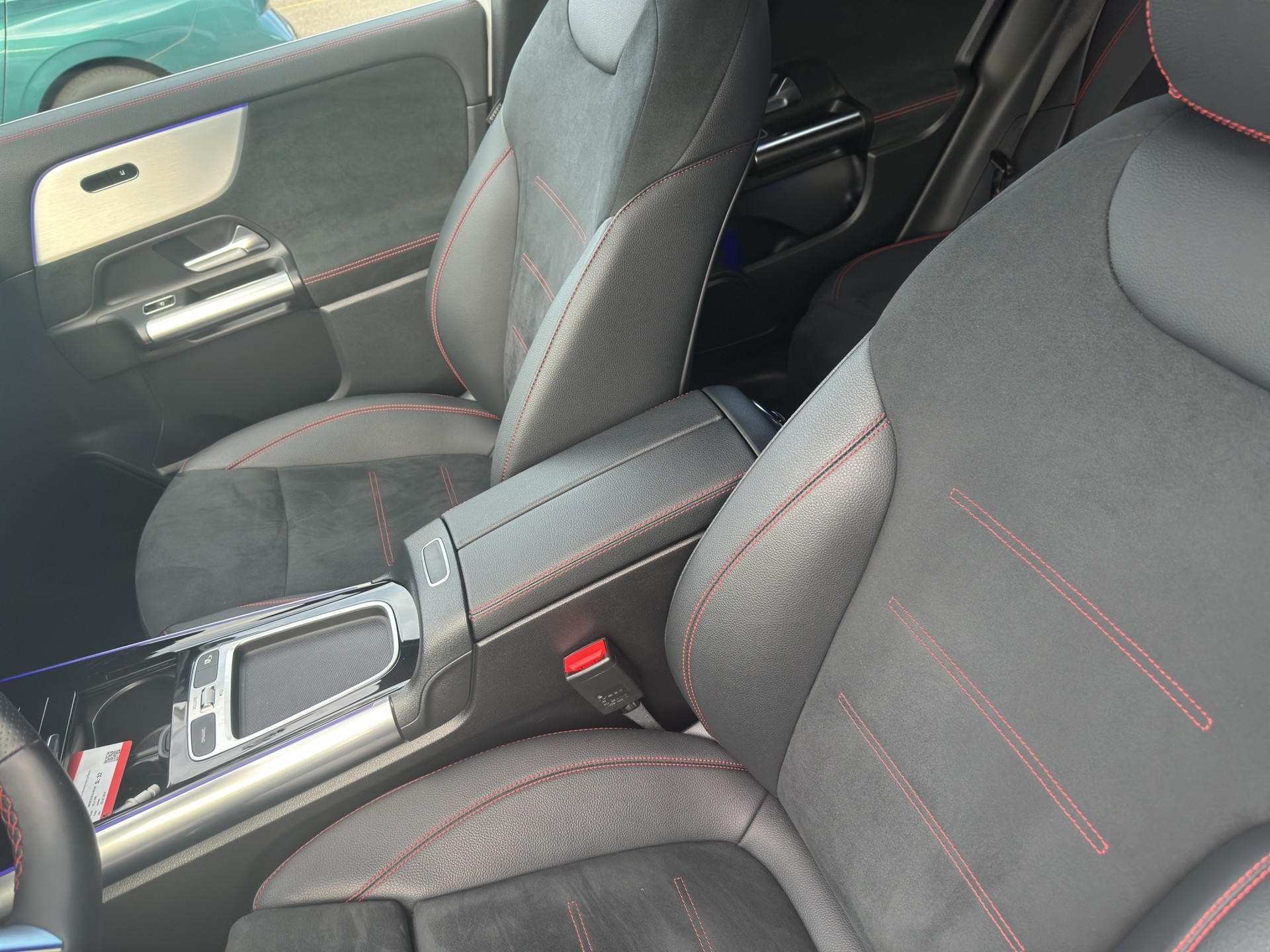 MERCEDES-BENZ GLA 200 AMG Line 7G-DCT-image-5