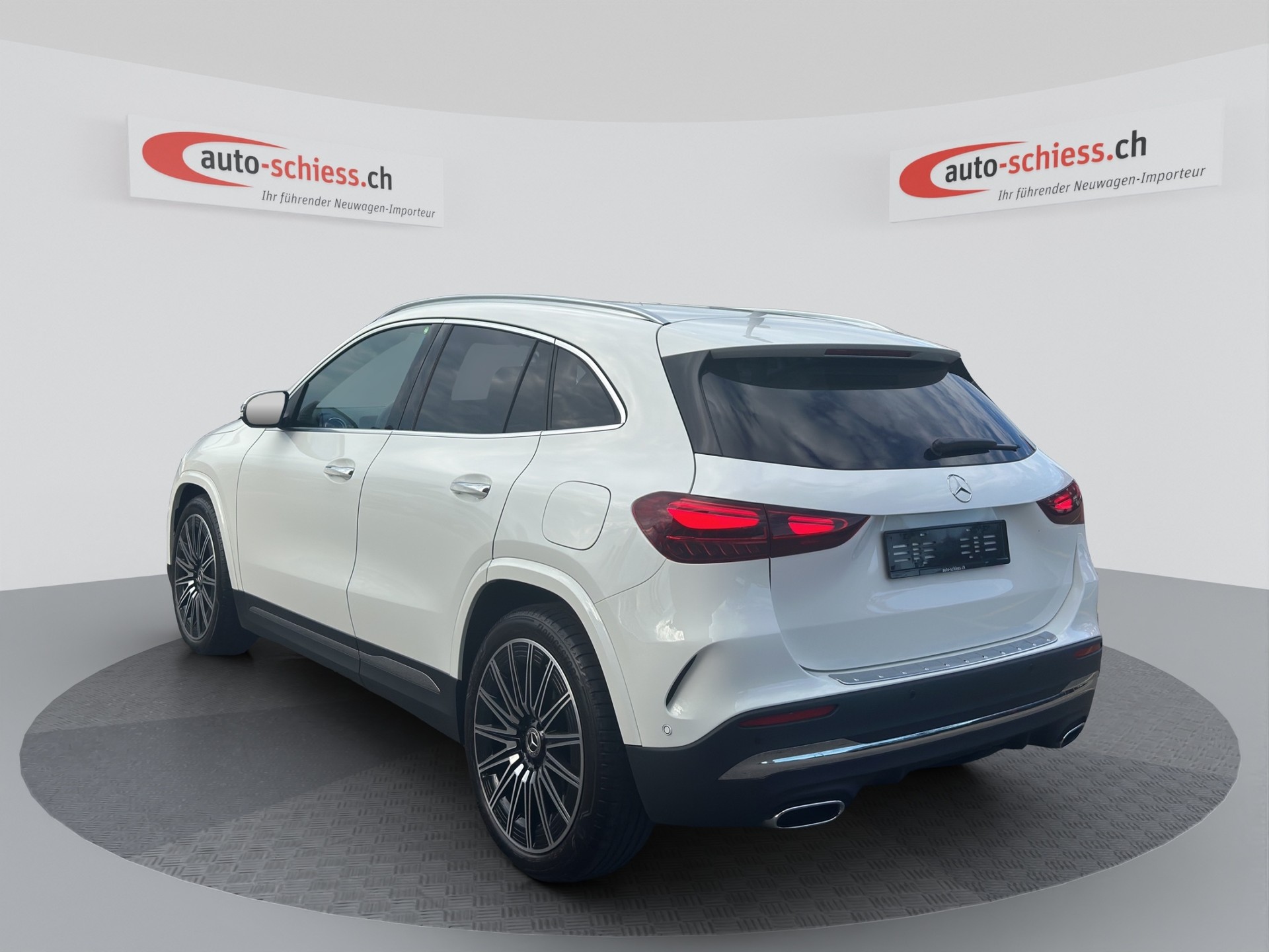 MERCEDES-BENZ GLA 200 AMG Line 7G-DCT-image-2