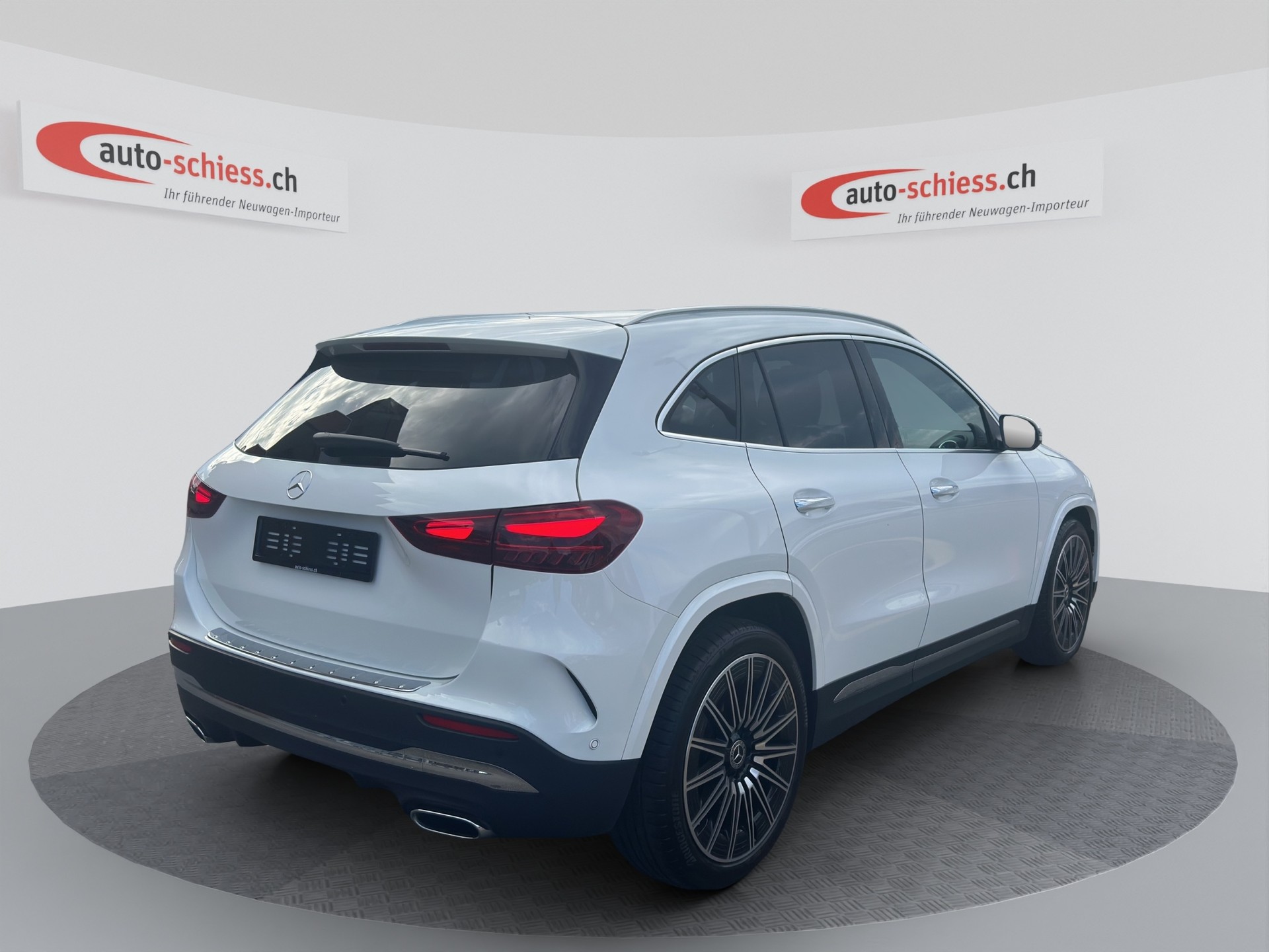 MERCEDES-BENZ GLA 200 AMG Line 7G-DCT-image-4
