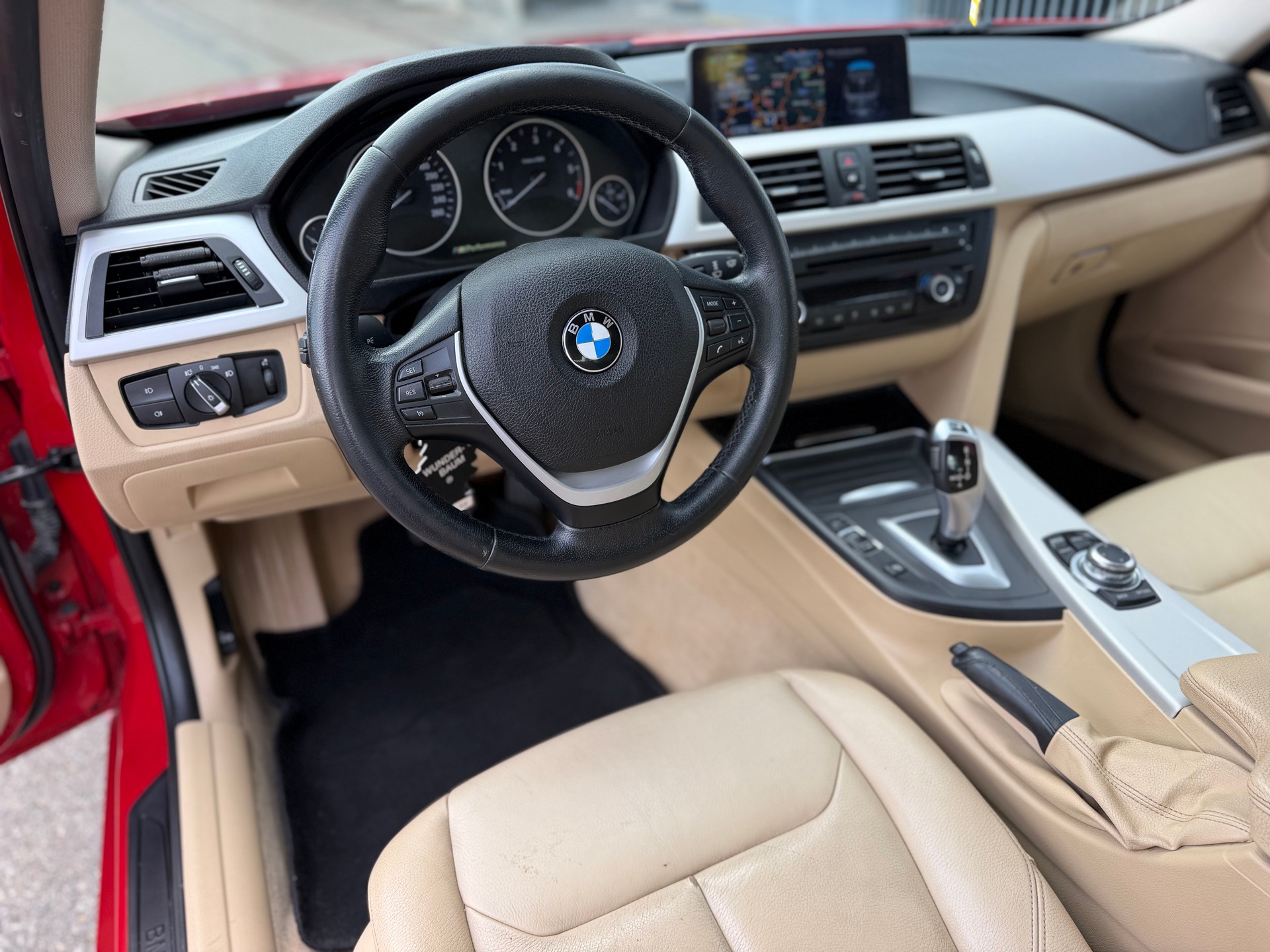 BMW 320d xDrive Steptronic-image-15