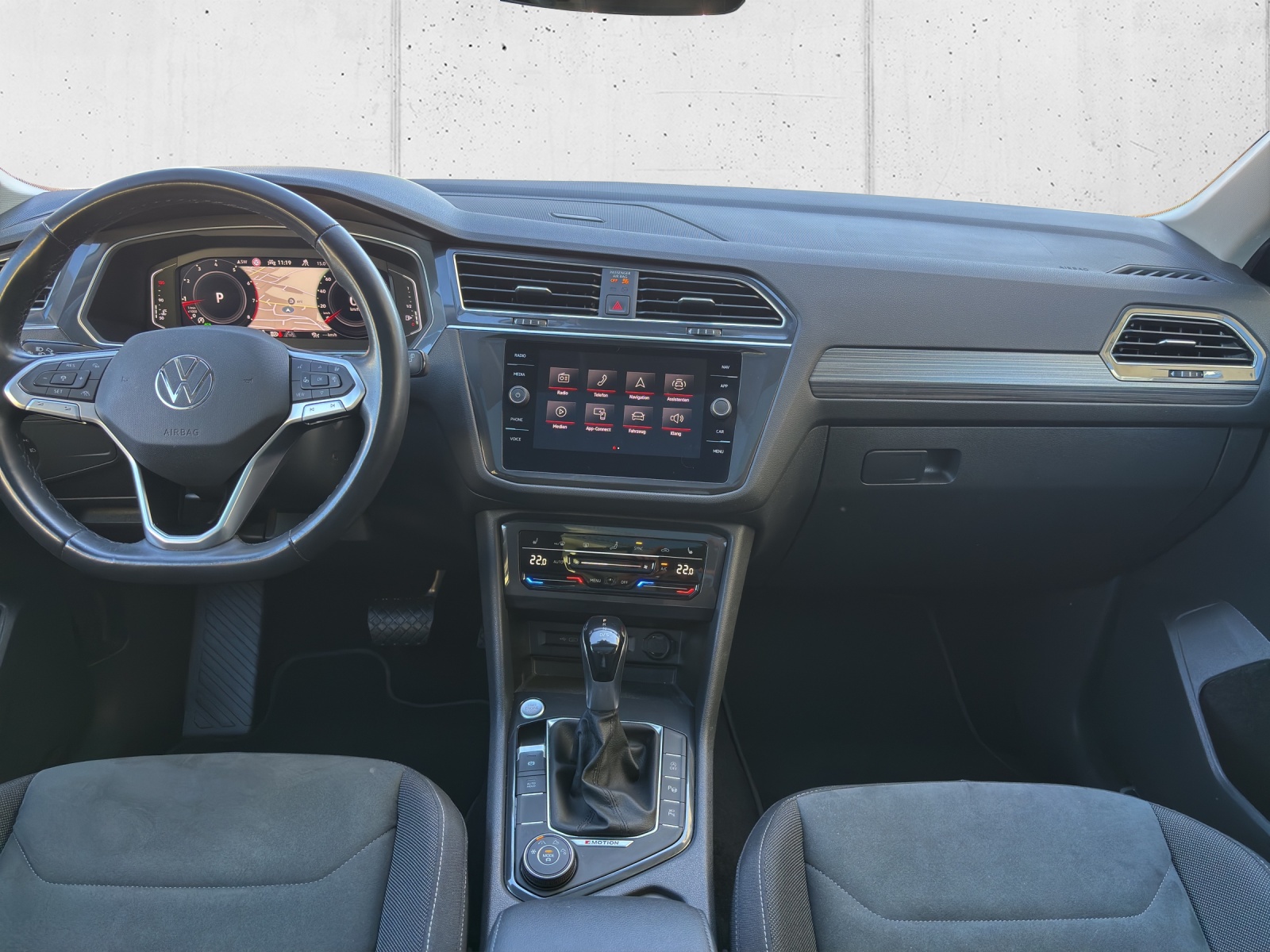VW Tiguan Allspace 2.0TSI Elegance 4Motion DSG mit AHK & Panorama-Ausstell-/Schiebedach-image-12
