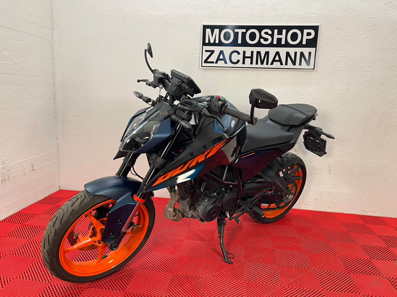 KTM 125 DUKE 2024-showroom-element-1