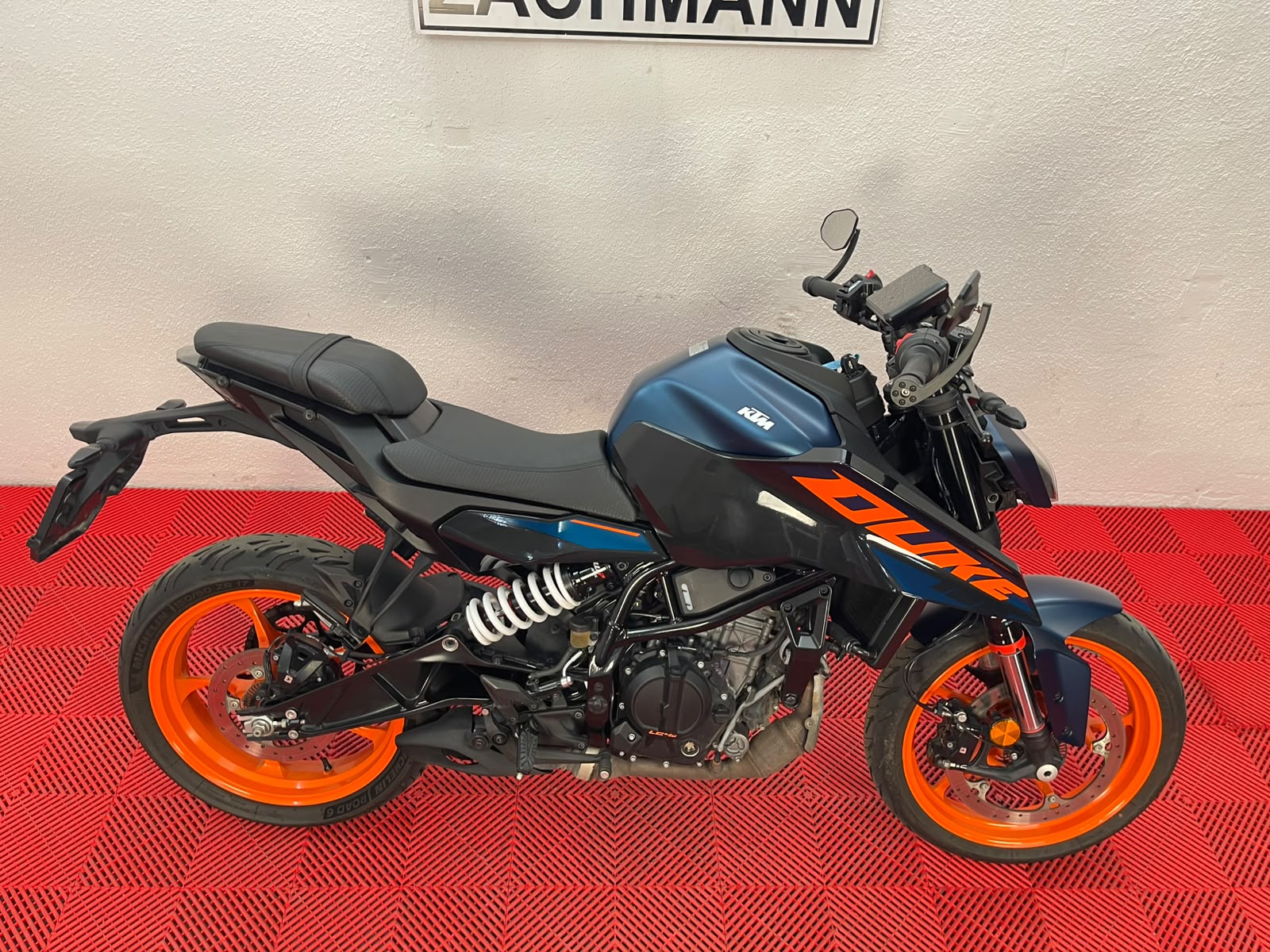 KTM 125 DUKE 2024-showroom-element-3