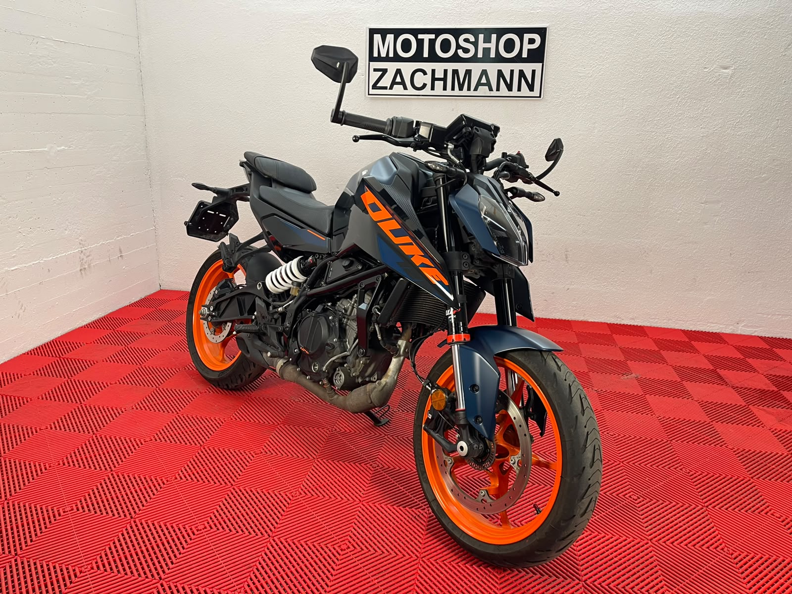 KTM 125 DUKE 2024-showroom-element-2