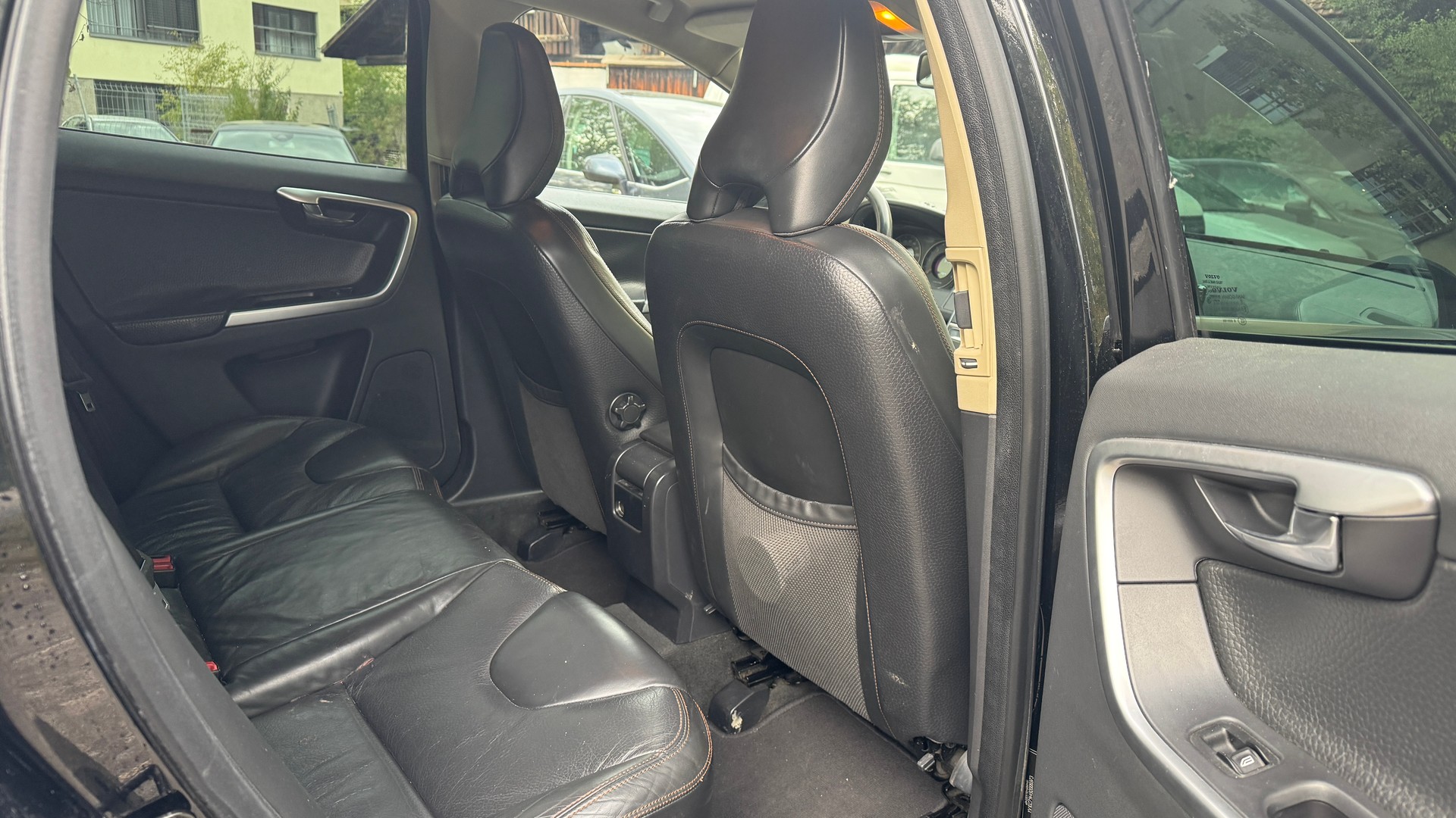 VOLVO XC60 D5 AWD Momentum-image-13