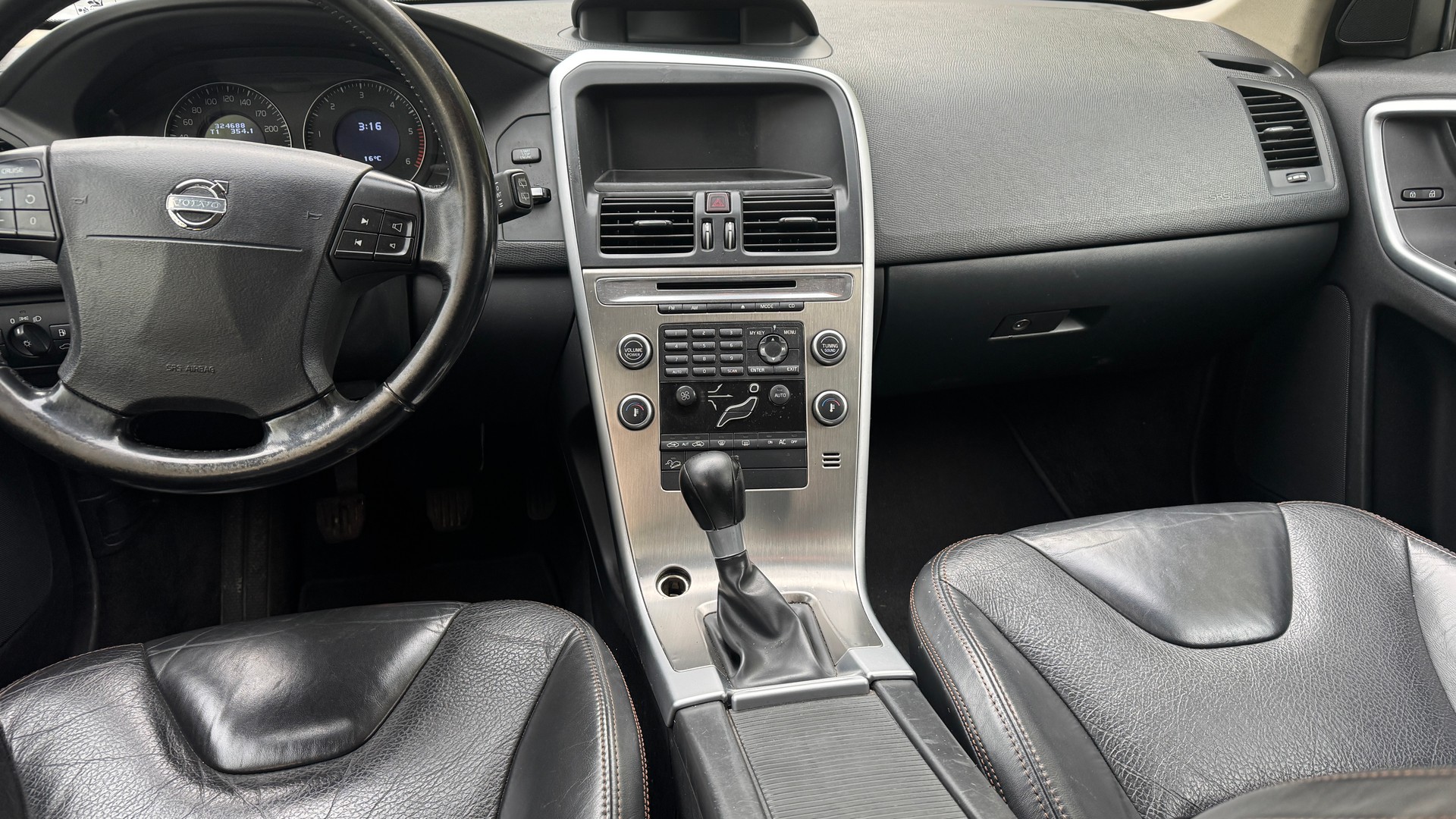 VOLVO XC60 D5 AWD Momentum-image-10